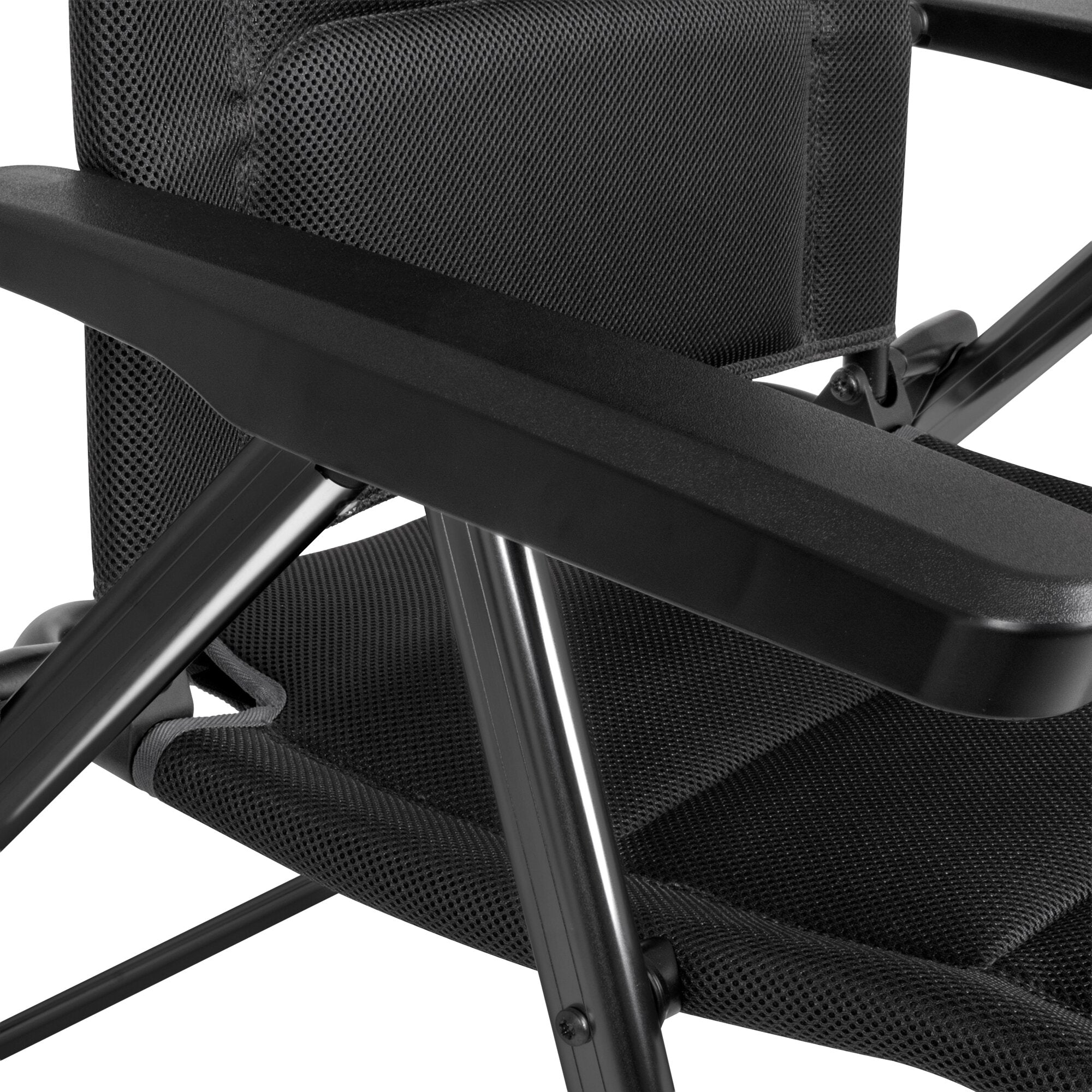Detailaufnahme eines schwarzen Campingstuhls Aravel H2L M mit Netzrückenlehne, gepolstertem Sitz und sichtbaren schwarzen Metallrahmen