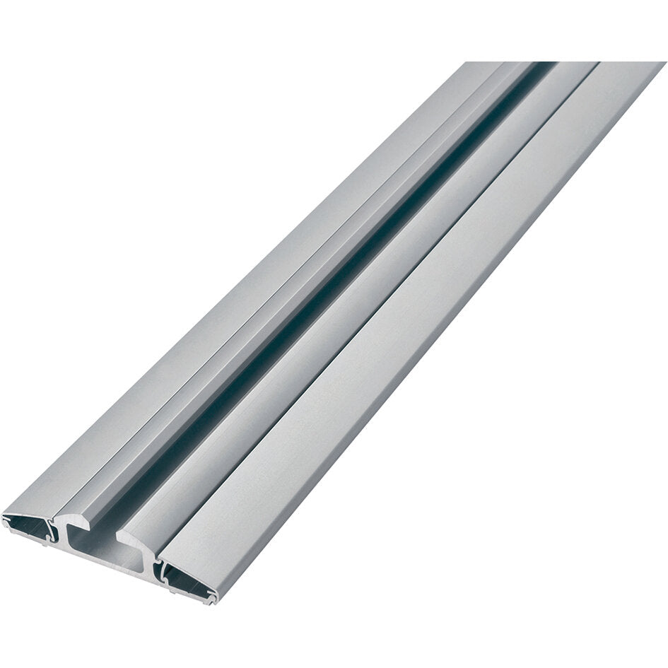 Lange silberne Aluminium-Wandschiene Sky mit drei parallelen Profilen und flachen Oberflächen, Nahaufnahme von der Seite
