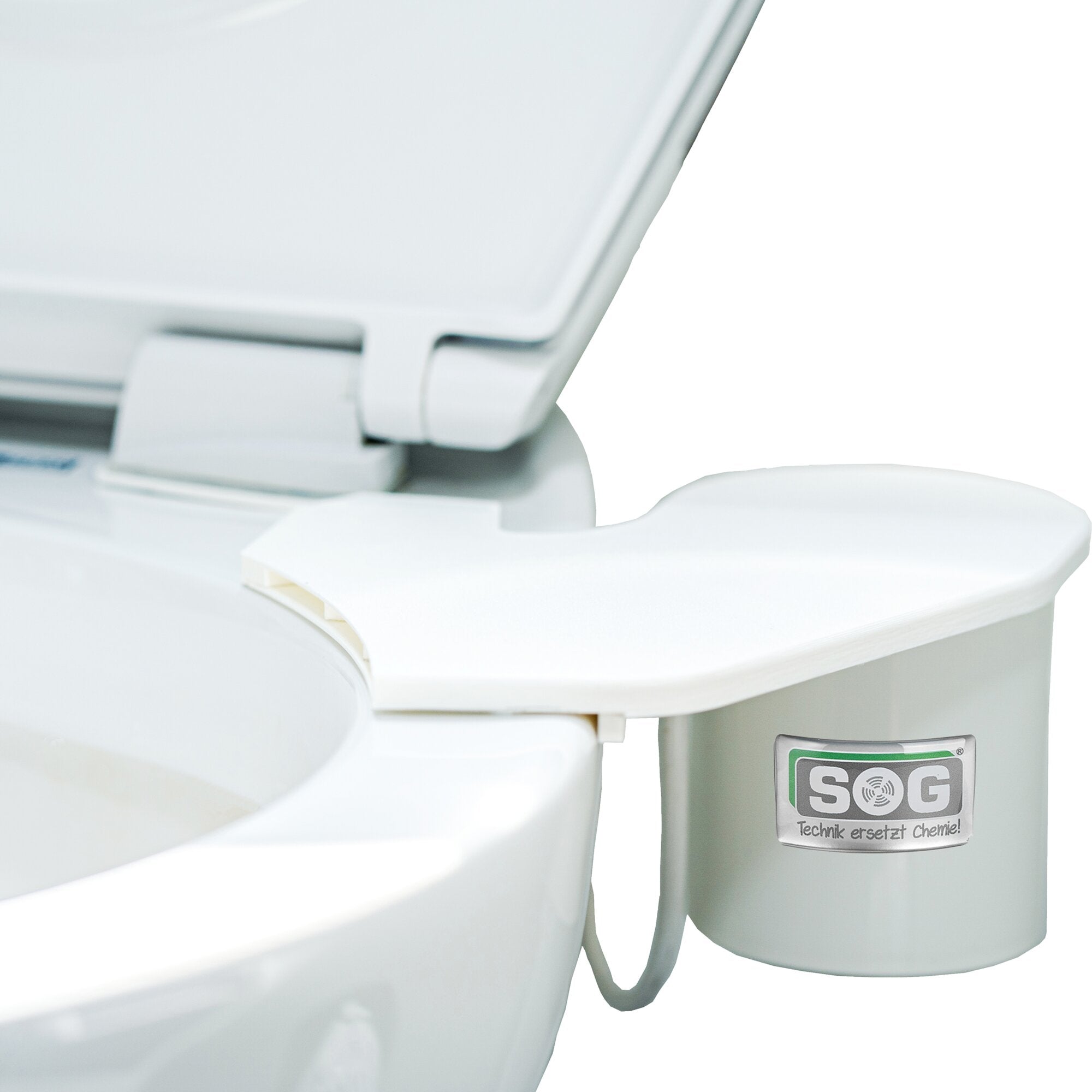 Nahaufnahme eines weißen Toilettensitzes mit grauem Entlüftungsgehäuse an der Seite, sichtbares SOG-Logo und Text Technik ersetzt Chemie