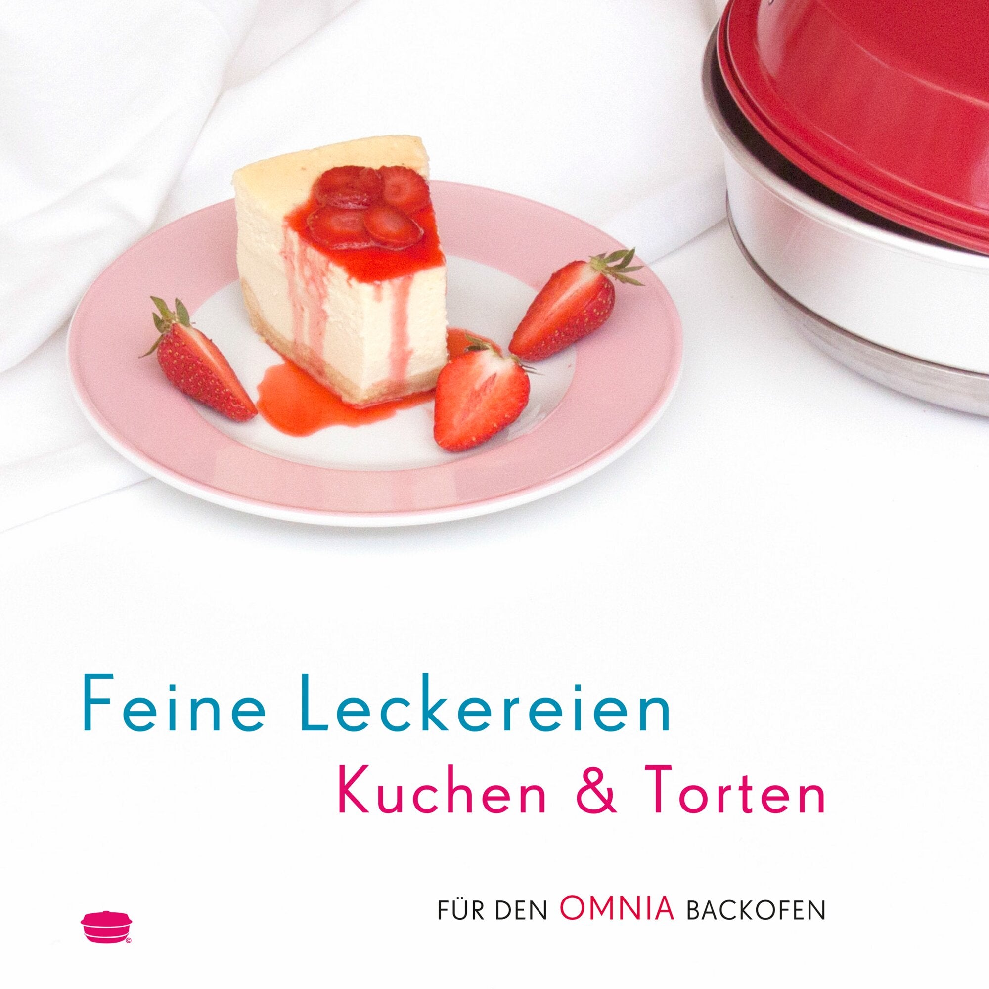Käsekuchen-Scheibe mit roter Erdbeersauce auf rosa Teller, daneben frische Erdbeeren; im Hintergrund rotes Küchenbehältnis