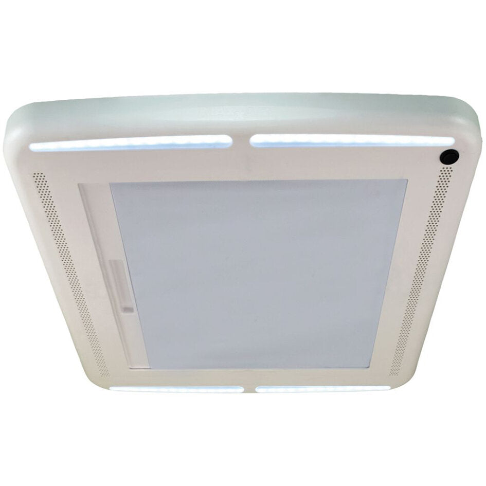 Weißes quadratisches Dachventilator-Gehäuse mit Verdunkelungsrollo und integrierten LED-Leisten an den Kanten, seitliche Belüftungsgitter, schwarzer Knopf oben rechts