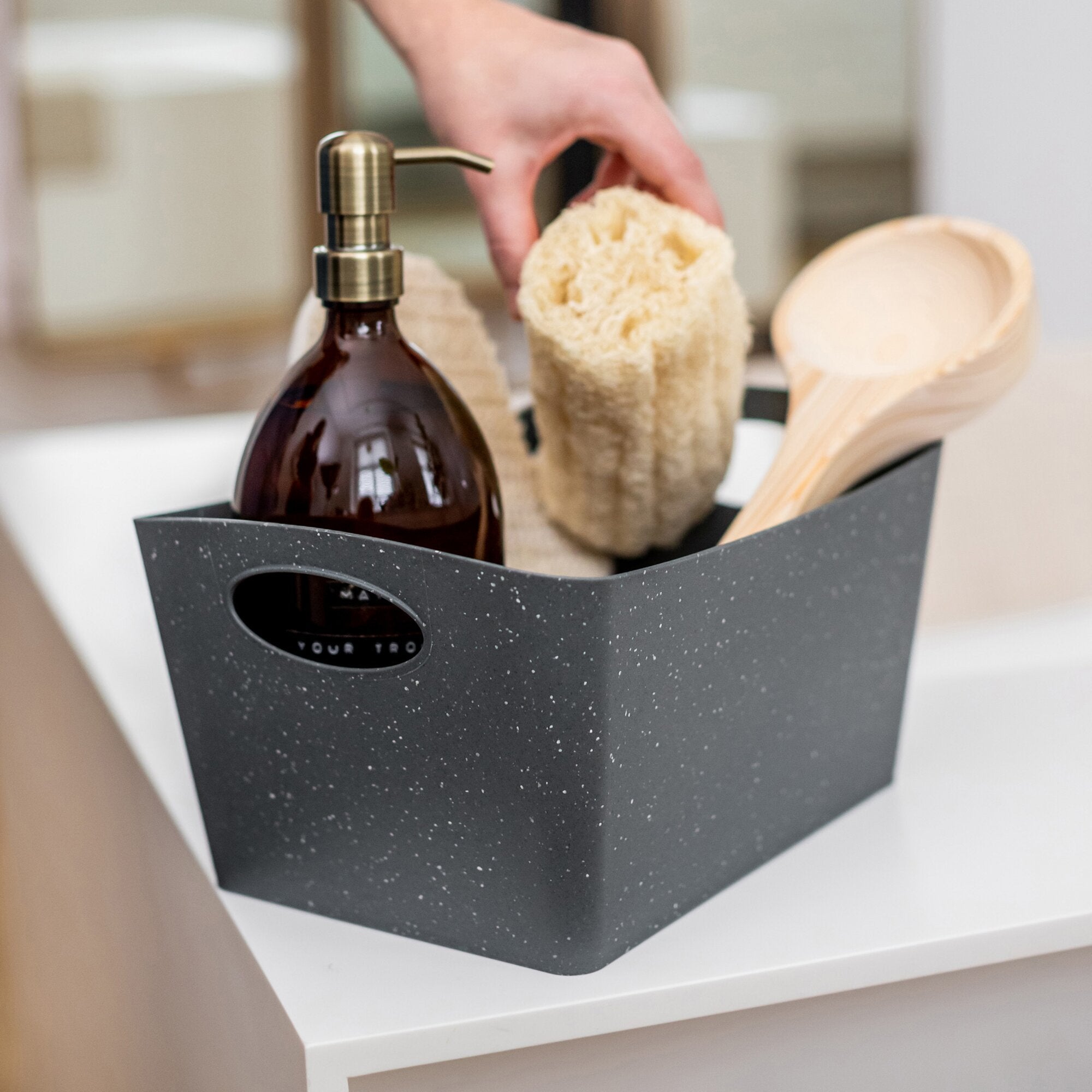 Aufbewahrungsbox BOXXX M, grau, 3,5 Liter, mit runder Grifföffnung vorne; daneben Seifenspender, Naturschwamm und Holzschale