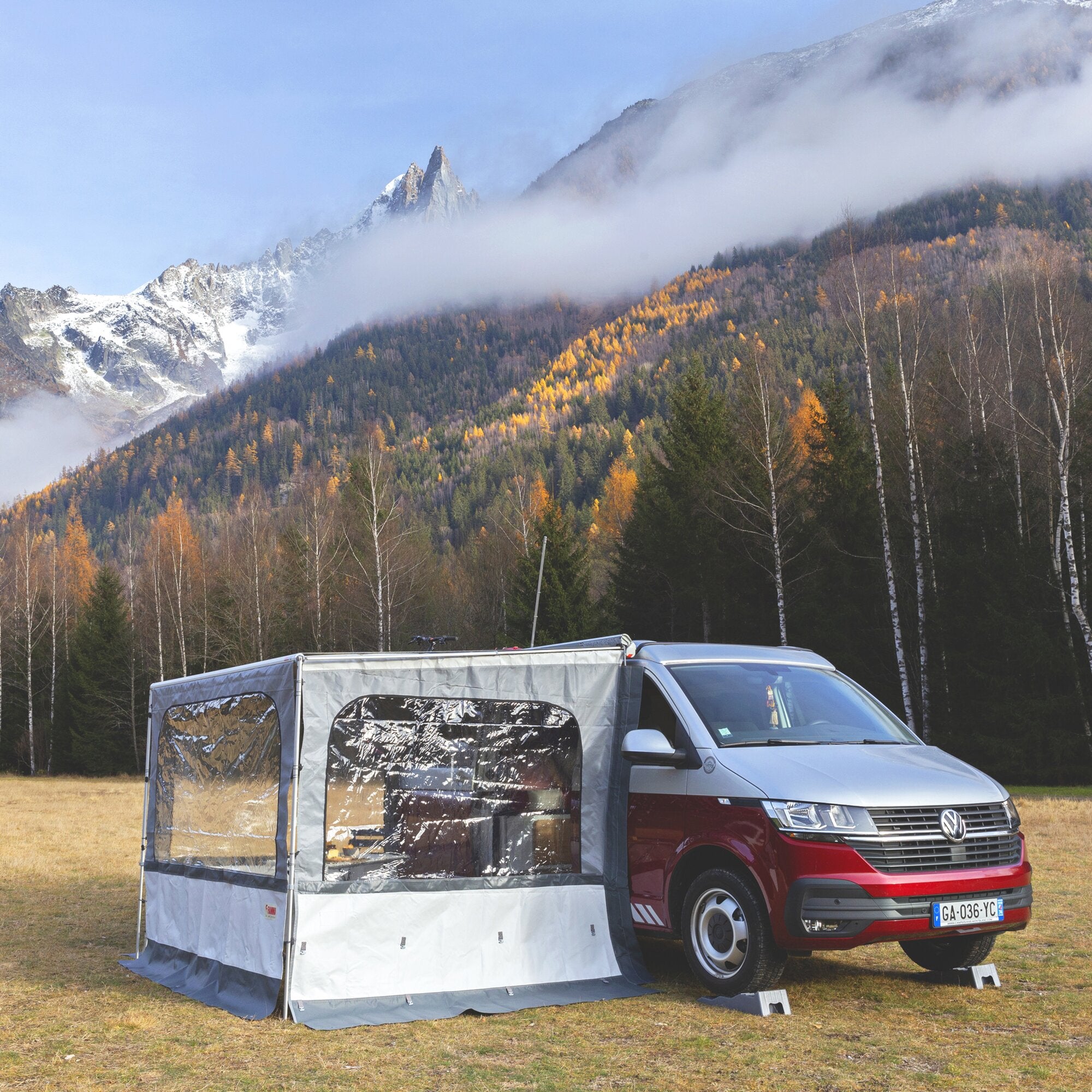 Seitenwand Side W Pro F35 Van am Seitenteil eines Vans befestigt, hellgraues Stoffpanel mit Fensteröffnung, Berglandschaft im Hintergrund