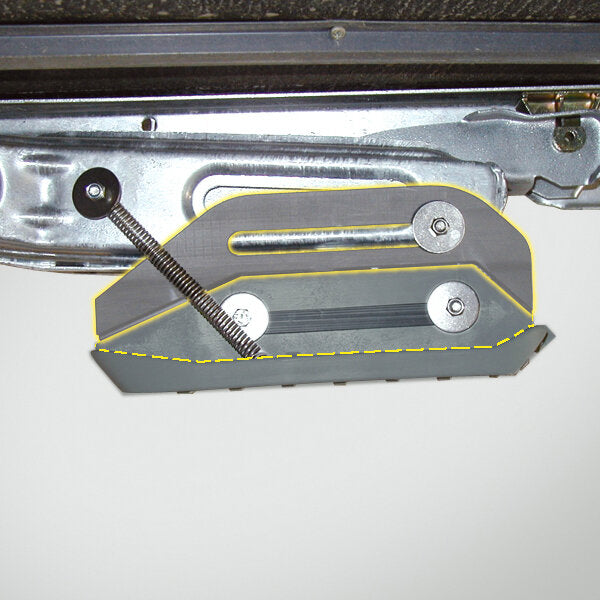 Grauer Adapterblock 45 mm für AL-KO big foot, Unterseite montiert; gelbe Kontur sichtbar, zwei silberne Schrauben, lange Nut und Feder