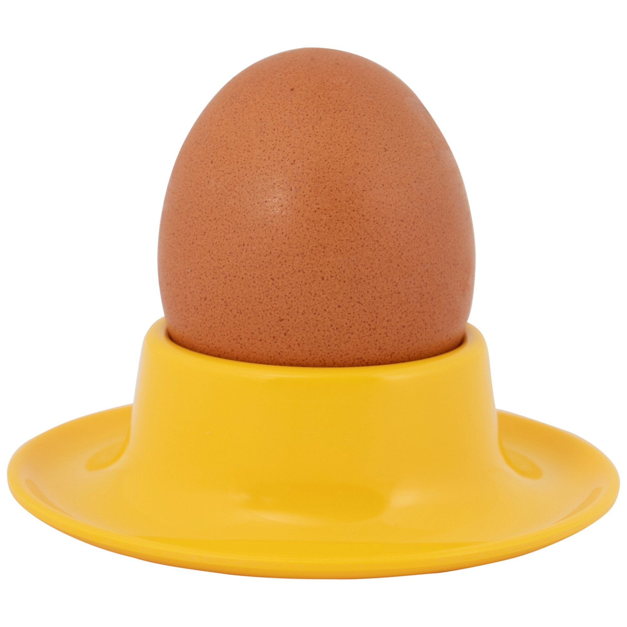 Nahaufnahme eines braunen Eies mit feinen Flecken in einem gelben Eierbecher vor weißem Hintergrund