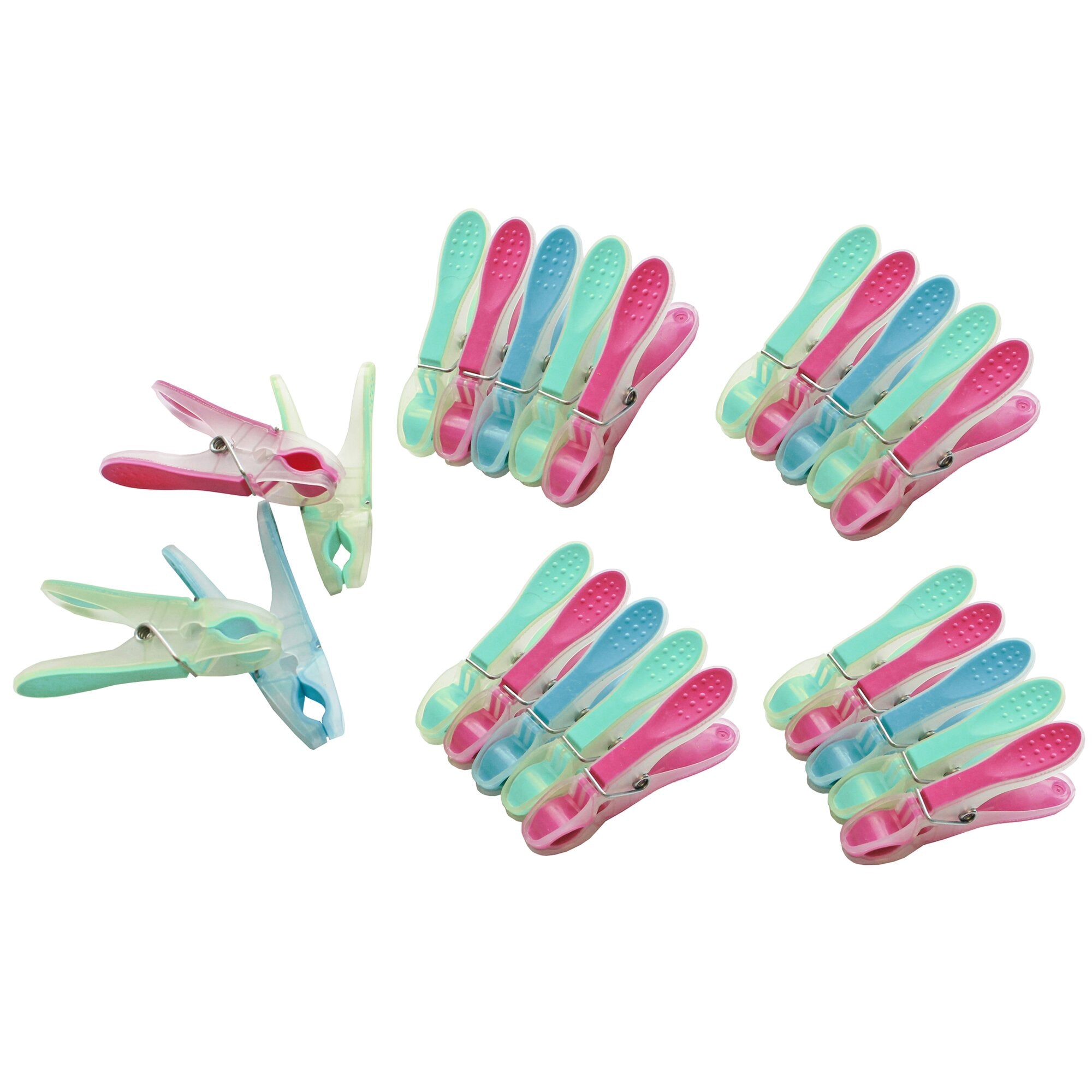 Mehrere pastellfarbene Wäscheklammern aus Kunststoff in Pink, Mint und Blau liegen auf weißem Hintergrund und bilden eine farbenfrohe, gleichmäßig angeordnete Anordnung