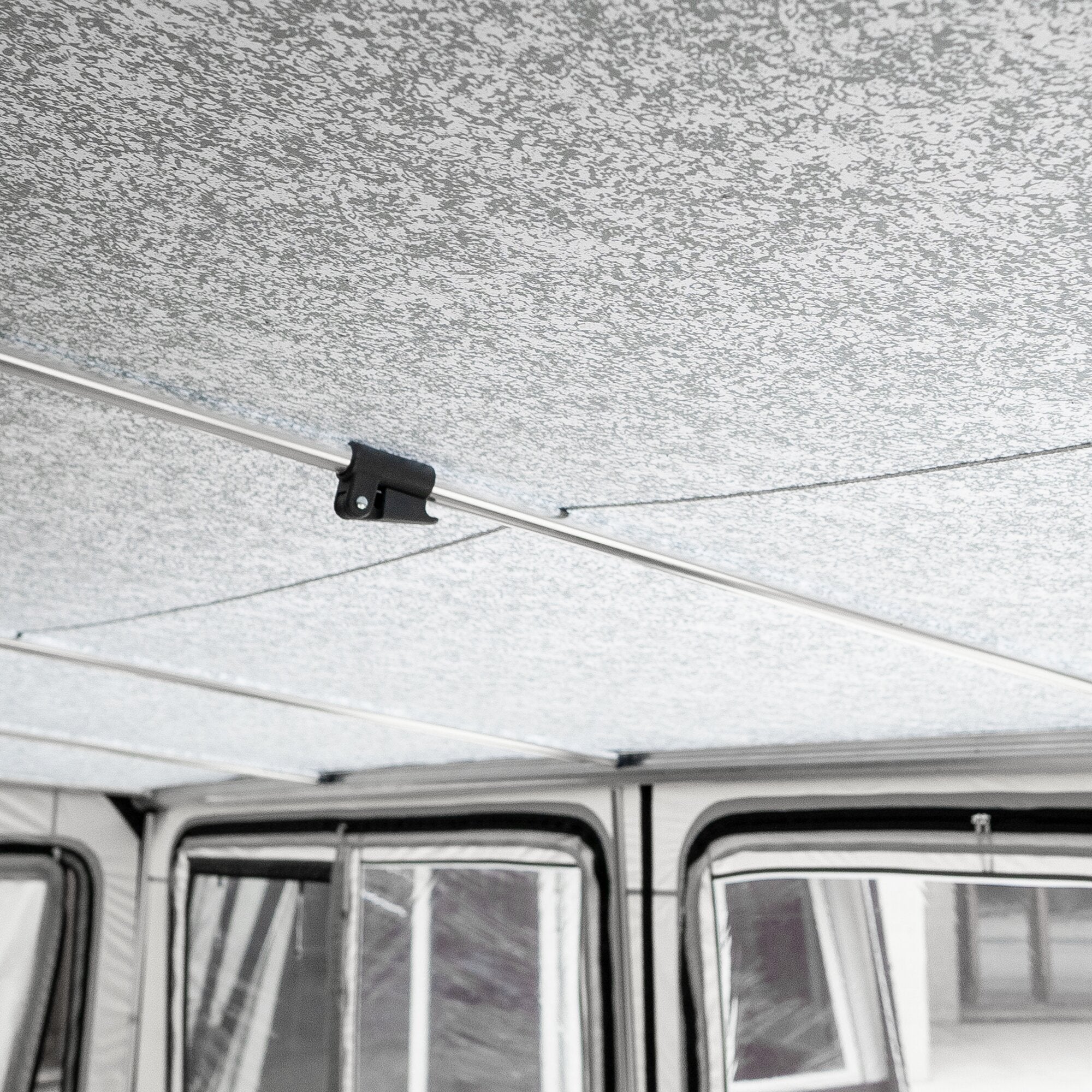 Innenraum eines Wohnmobils oder Caravan, Decke mit grauer Struktur, silberne Quer-Schiene mit schwarzem Halteclip