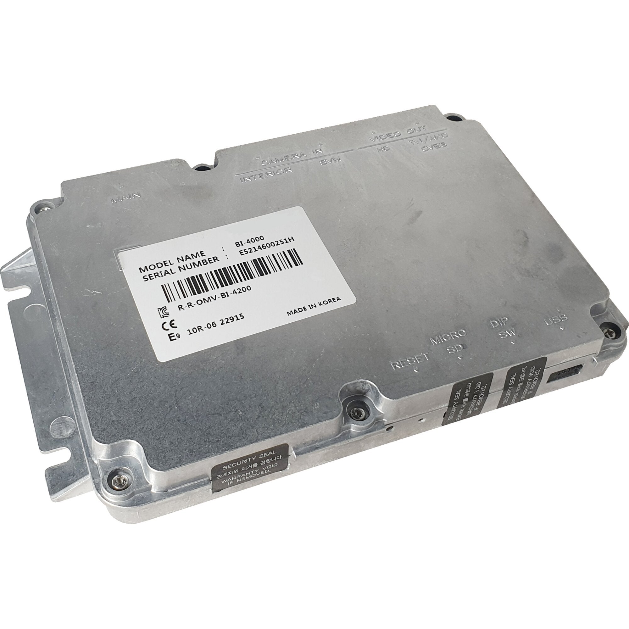 Grau metallisches Gehäuse eines Fahrzeug-Elektronikmodules mit Schrauben, Barcode-Aufkleber und Gravuren CAMERA IN und VIDEO OUT Made in Korea