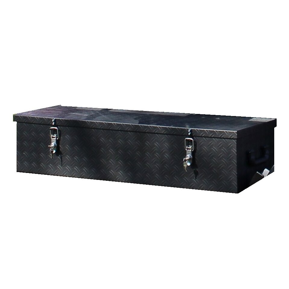 Lange schwarze Gepäckbox aus Metall mit Diamantblech-Muster, zwei Verschlussclips mit Vorhängeschlössern vorne und seitlichem Griff
