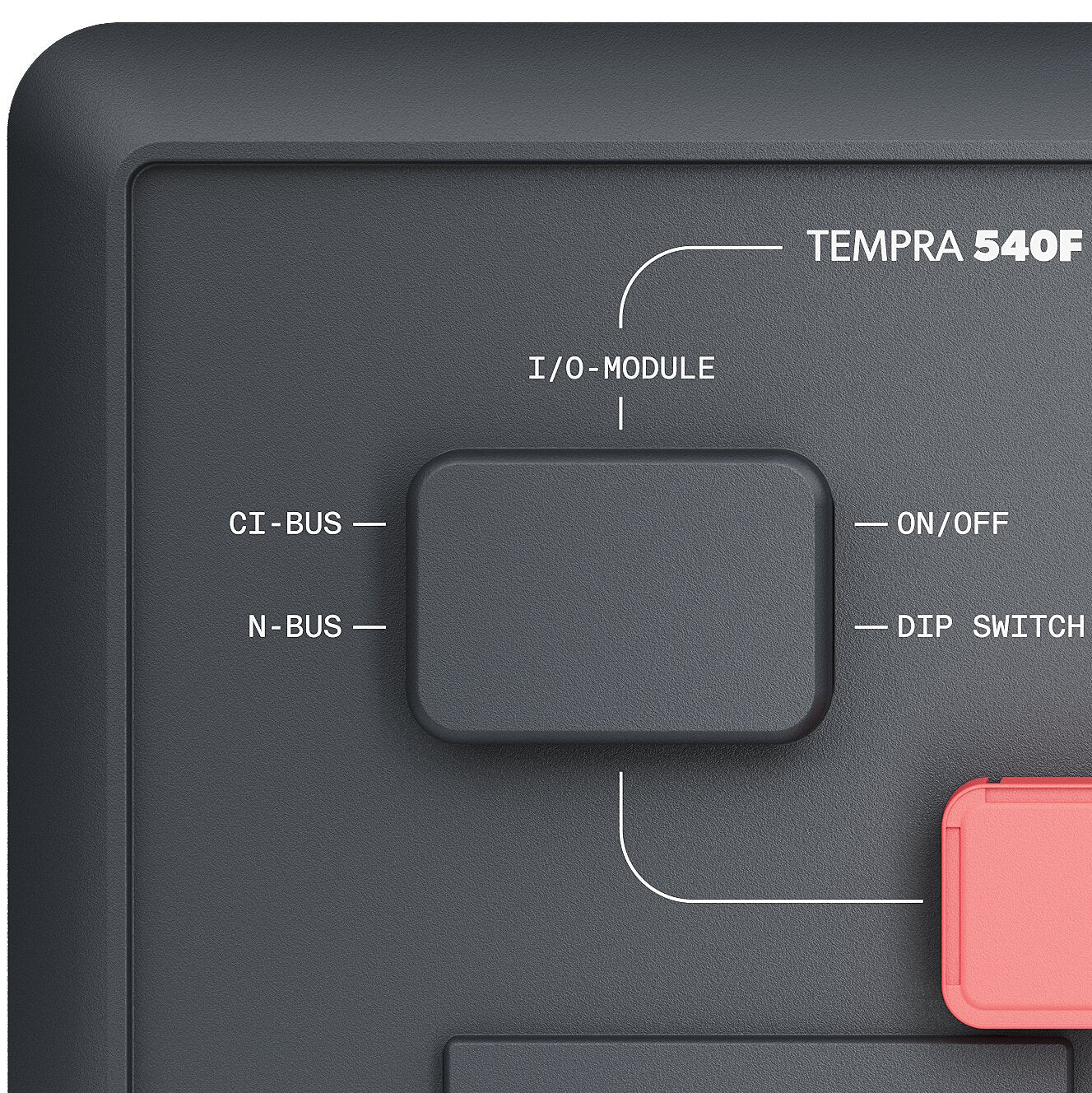Rückseite eines dunklen Gehäuses einer Lithiumbatterie Tempra 540F mit I/O-Modul, Beschriftungen I/O-MODULE, CI-BUS, N-BUS, ON/OFF und DIP SWITCH, roter Rand unten rechts