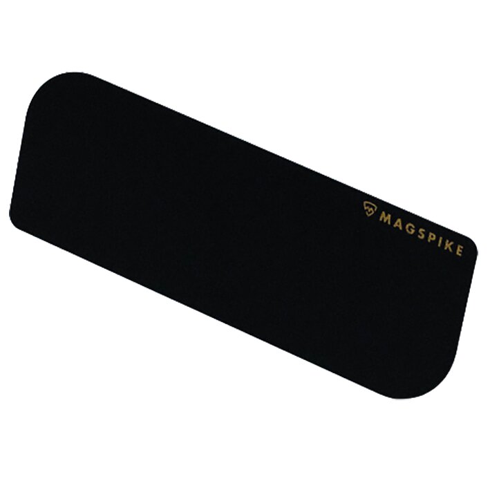 Schwarze Trägerplatte mit abgerundeten Ecken und Magnet, rechts sichtbare goldene MAGSPIKE-Beschriftung