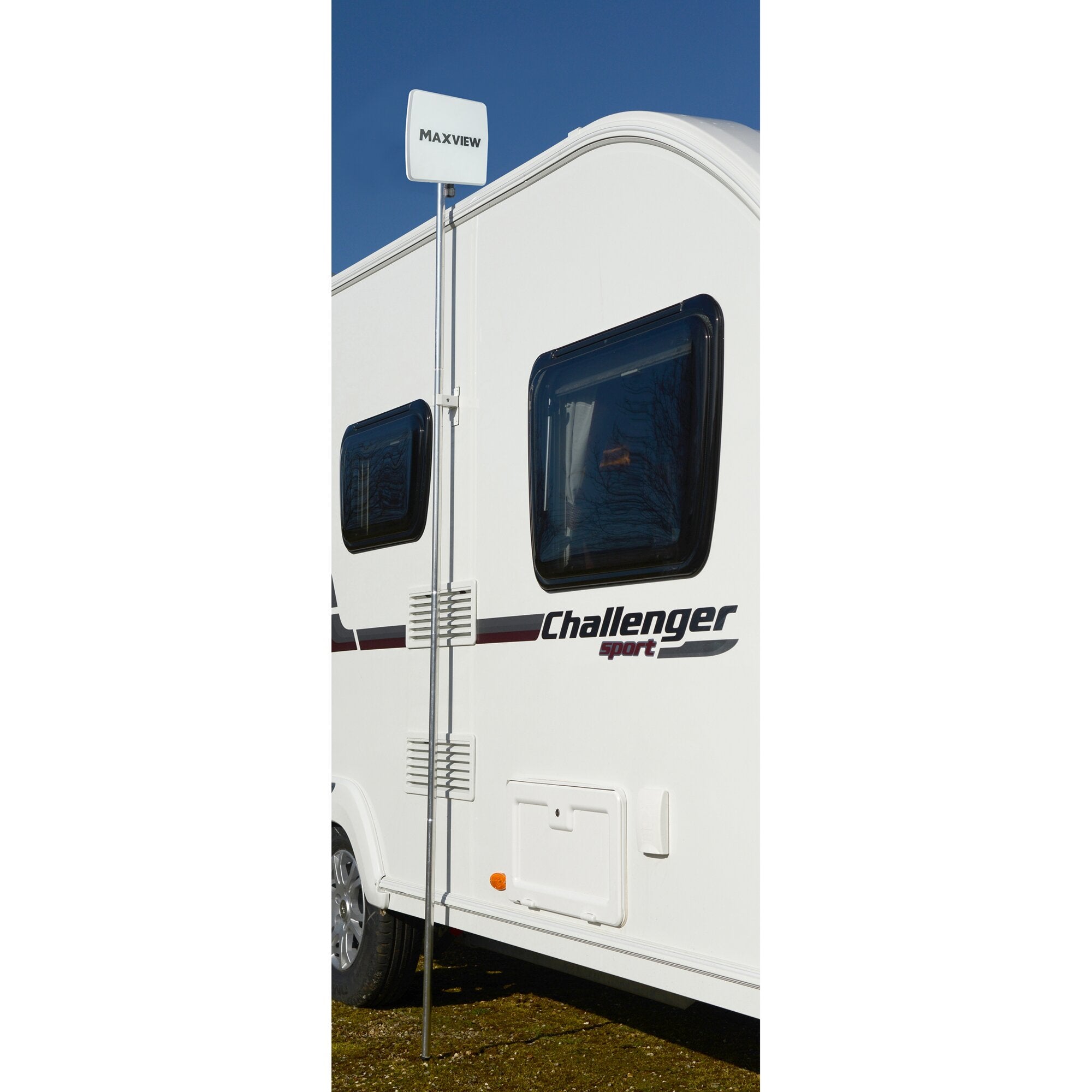 Weißer Caravan mit senkrecht stehender Maststange und oben montierter rechteckiger MAXVIEW Antenne darunter zwei dunkle Fenster