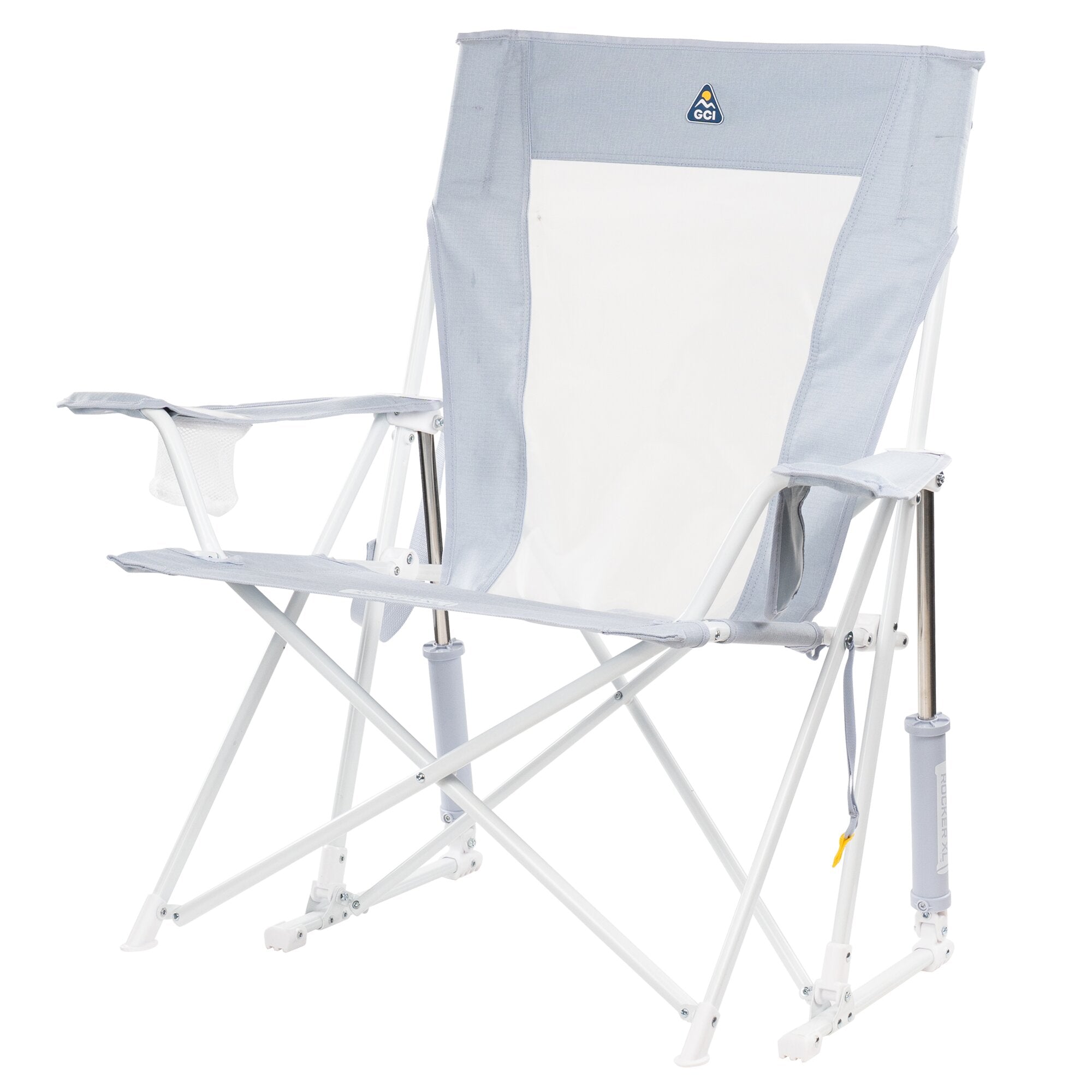 Nahaufnahme eines hellgrauen Camping-Schaukelstuhls Comfort Pro Rocker XL mit Stoffrücken, GCI-Logo-Patch und weißem Rahmen