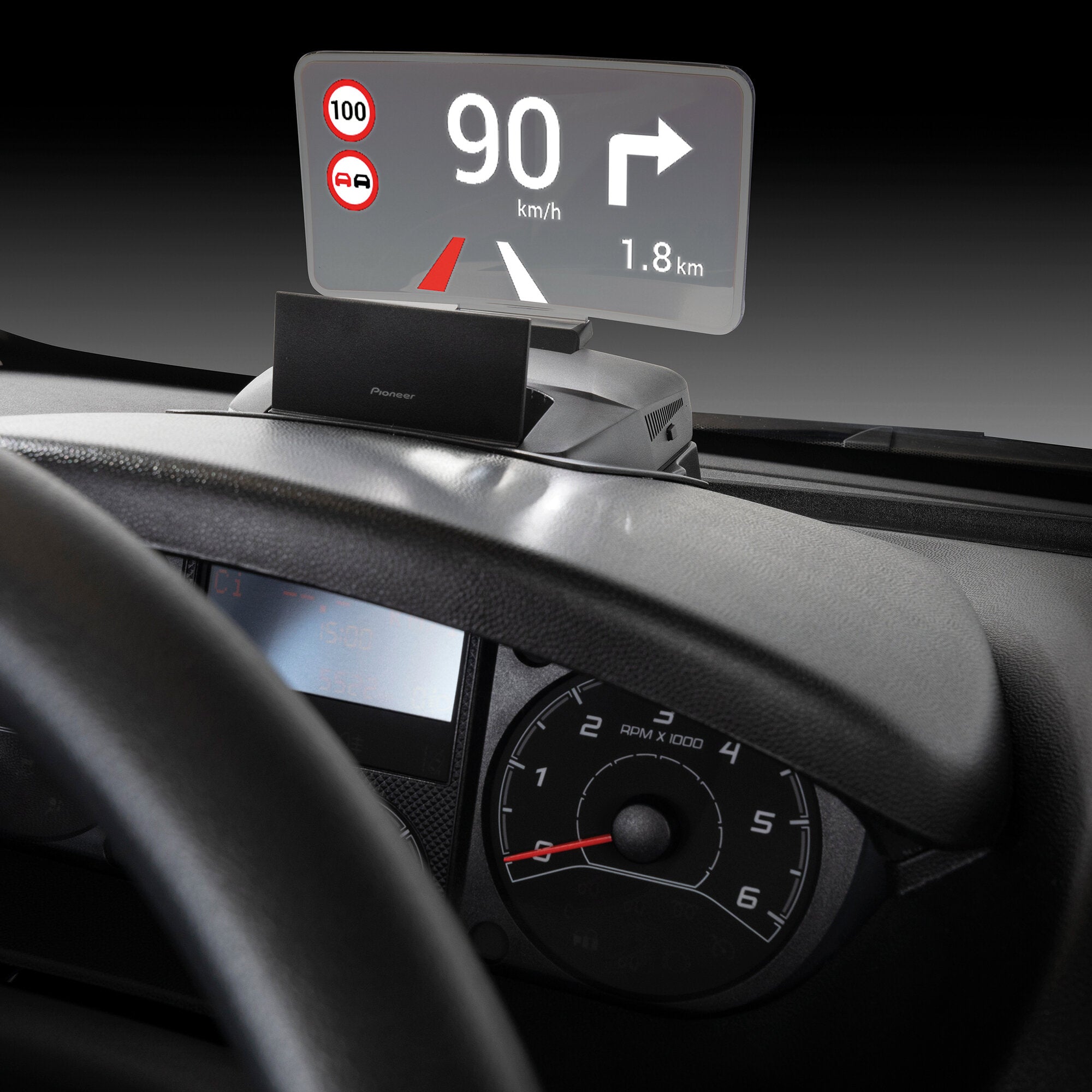 Head-Up-Display auf Armaturenbrett eines Fahrzeugs mit Anzeigefläche, zeigt 90 km/h, Abbiegen nach rechts und 1,8 km, rote Symbole links, Pioneer sichtbar