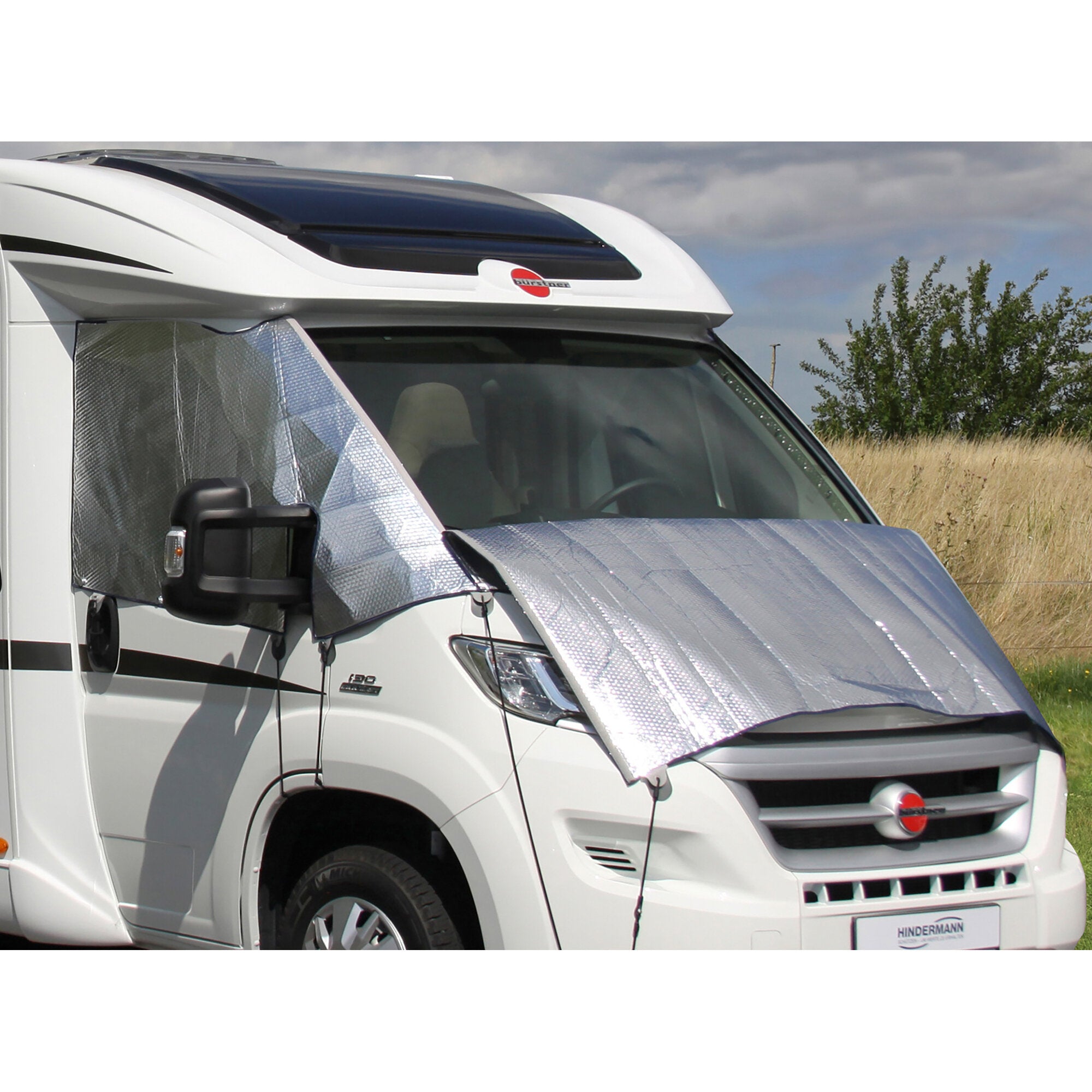 Weißer VW T6/T6.1 Transporter mit silberner Außenisoliermatte Four Seasons über Front und Dachkante des Fahrerhauses; Burster-Logo sichtbar