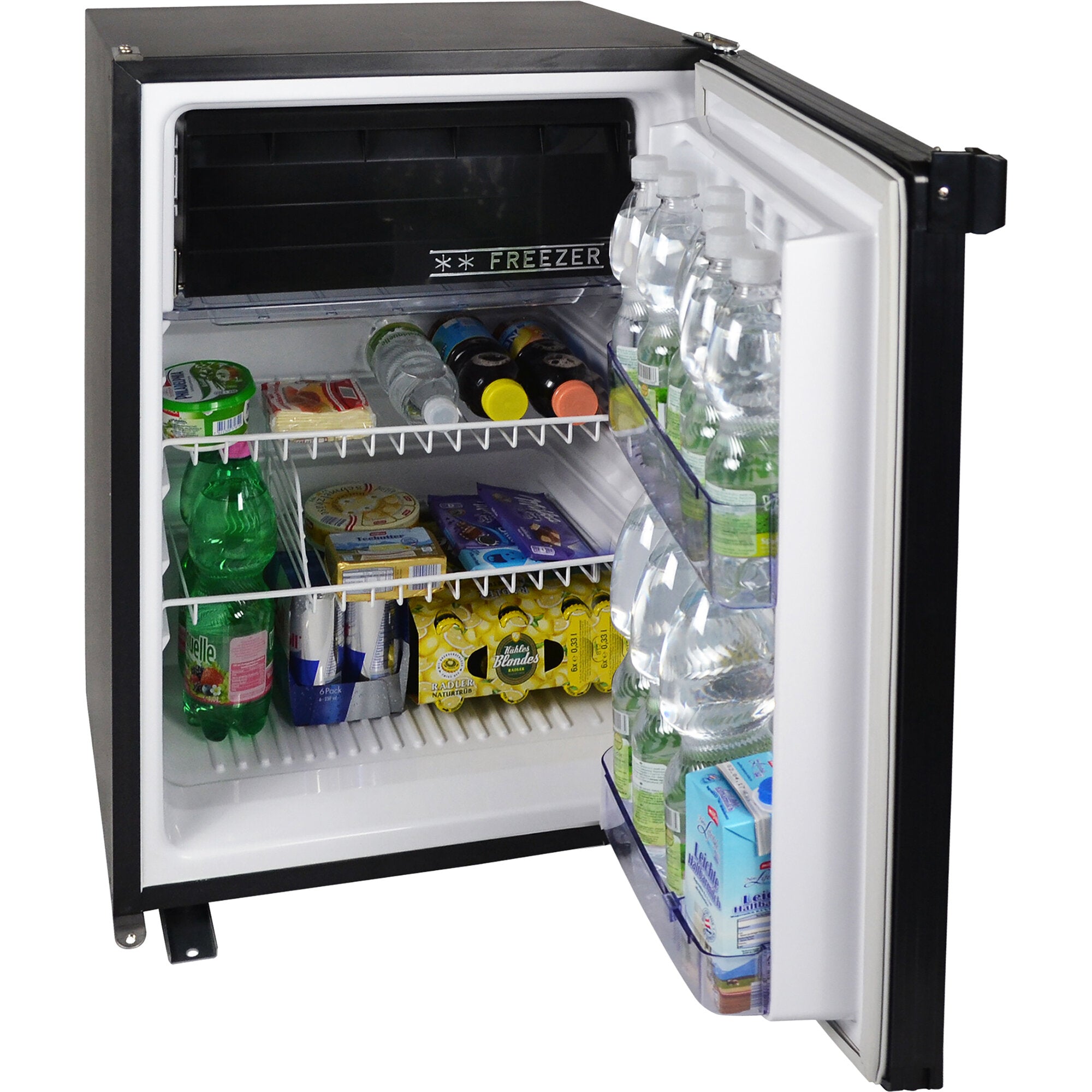 Offener kompakter Kühlschrank mit Gefrierfach oben, weißes Innenleben, Wasserflaschen in der Tür, Joghurtbecher und Kartons, FREEZER-Aufschrift