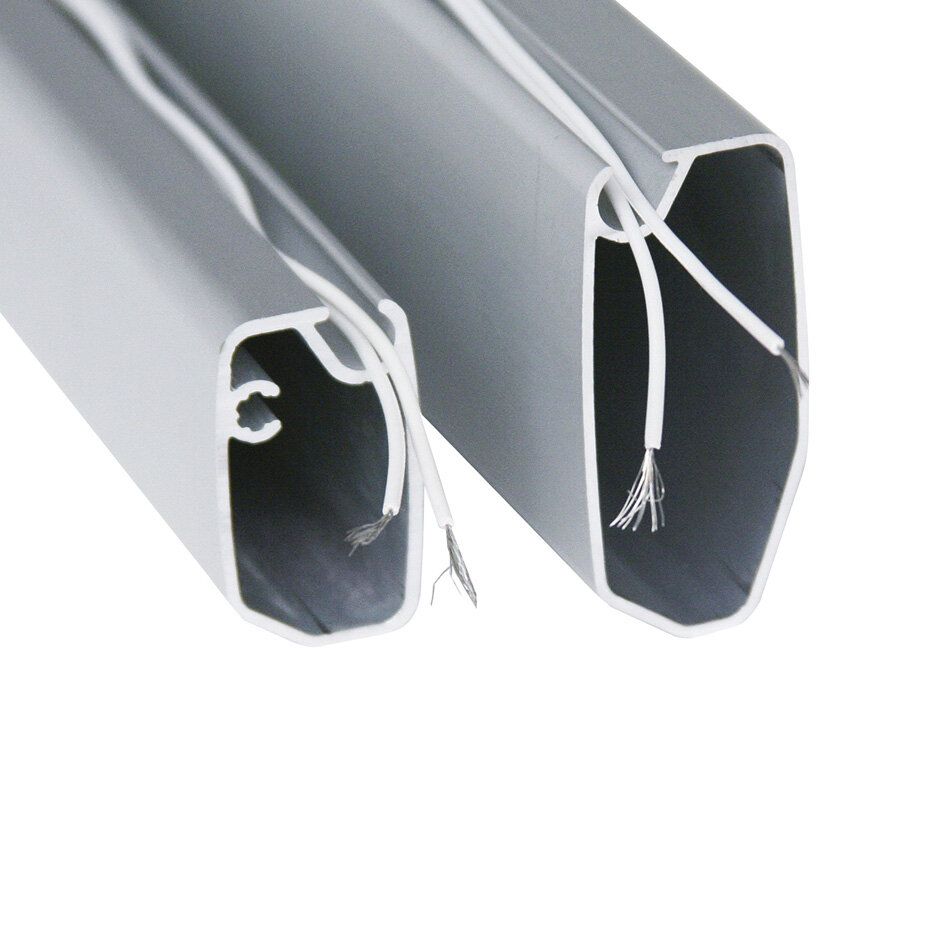 Detailansicht zweier hohler rechteckiger Aluminiumprofile in titan-grau mit abgerundeten Ecken; weiße Zugschnüre hängen aus den Profilen