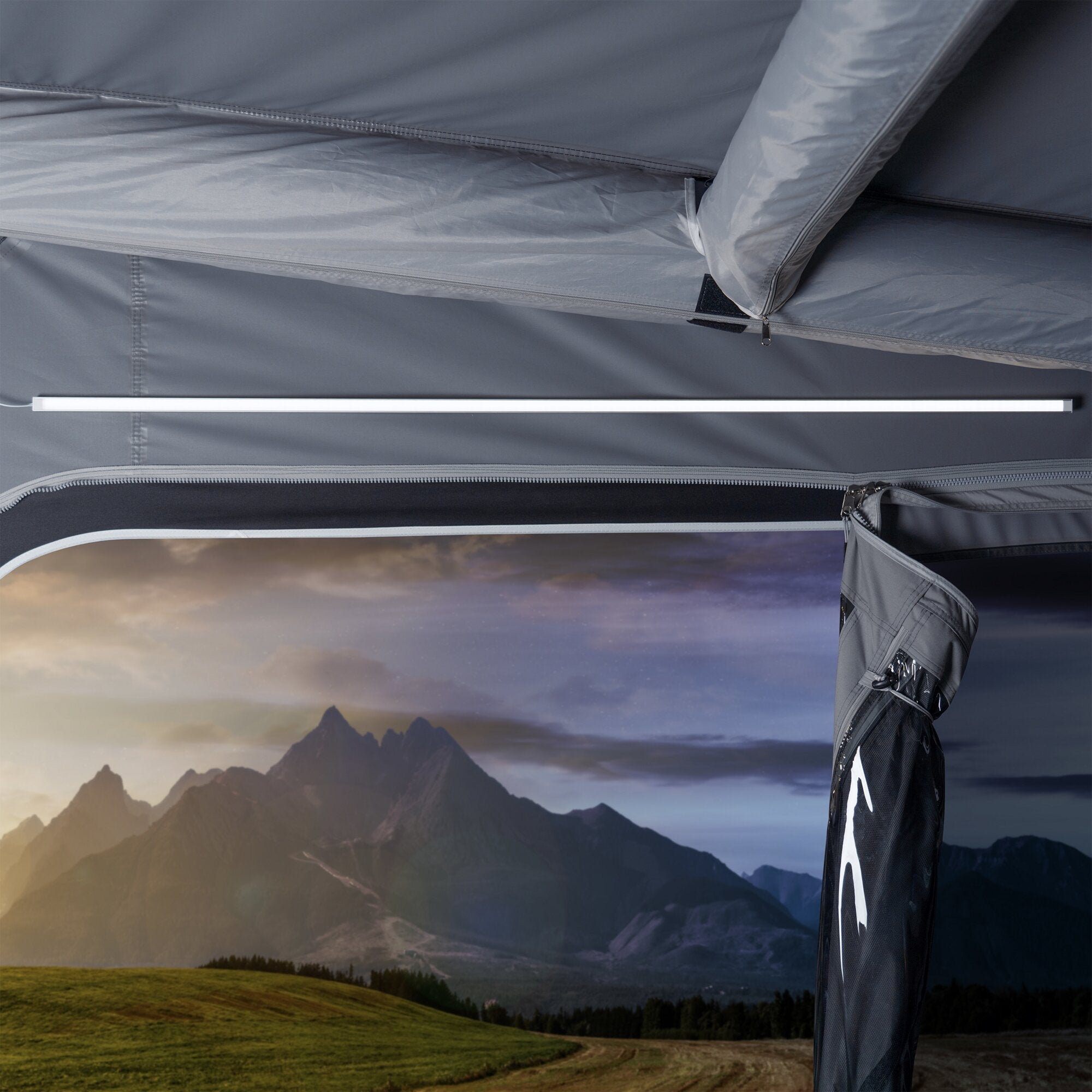 Horizontale weiße LED-Lichtleiste im Innenraum eines Vorzeltes, am grauen Zeltstoff befestigt, unten Reißverschluss, Landschaft draußen