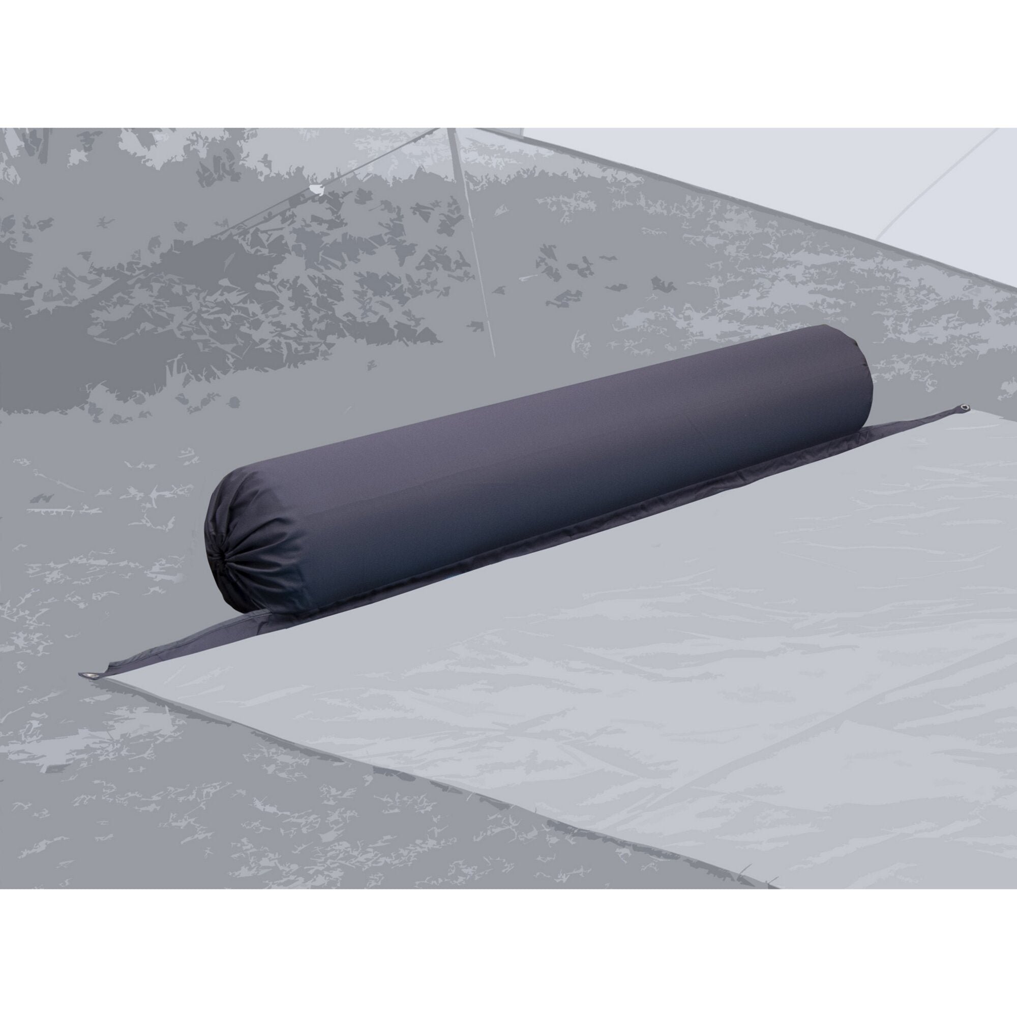 Dunkelgraue Kissenrolle Zip XL Lounger aus glattem Stoff, längliche Form, am Ende mit Schlaufe, liegt schräg auf einer hellgrauen Unterlage