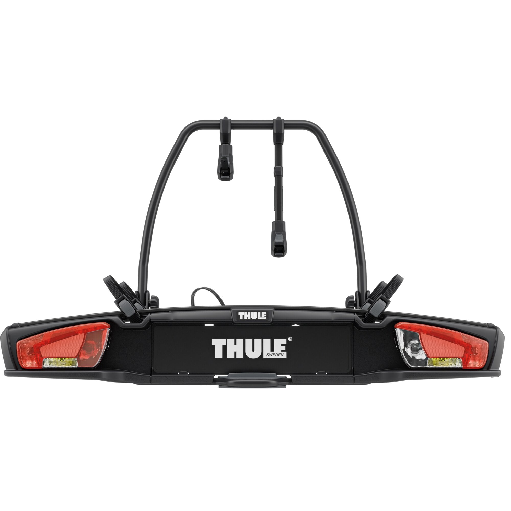 Schwarzer Fahrradträger Thule VeloSpace 3, zwei Befestigungsklemmen oben, montiert am Heck eines Autos, Thule-Logo am Trägerboden sichtbar
