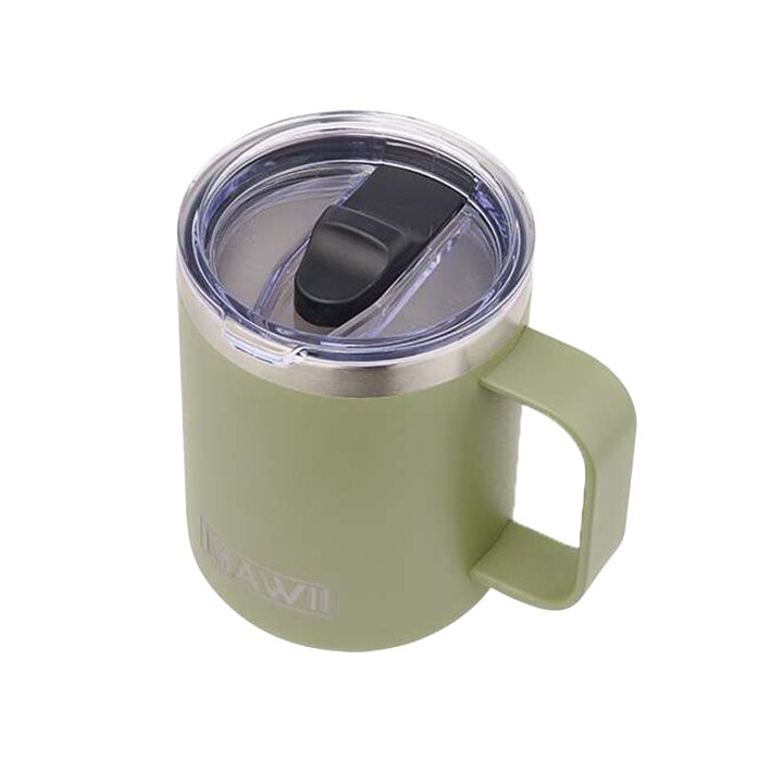 Olivgrüner Edelstahl-Becher mit Henkel, transparenter Deckel und schwarzem Schiebeverschluss, Nahaufnahme eines Bechers