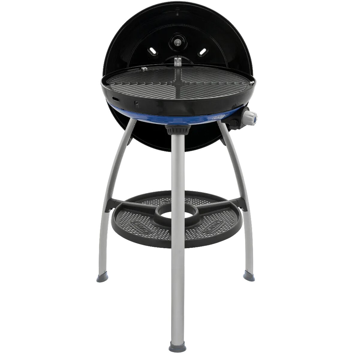Runder Gasgrill auf drei silbernen Beinen, Deckel geöffnet, sichtbarer Grillrost, seitlicher Regler, darunter eine runde perforierte Ablage