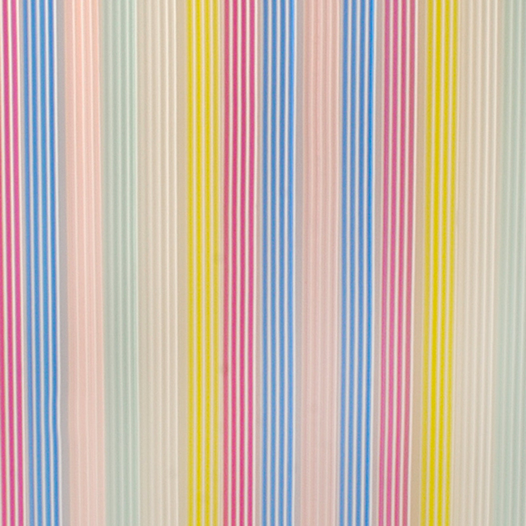 Nahaufnahme eines Streifenvorhangs in Pastellfarben mit senkrechten Streifen in Rosa, Blau, Gelb, Grün und Beige, sichtbare Stoffstruktur