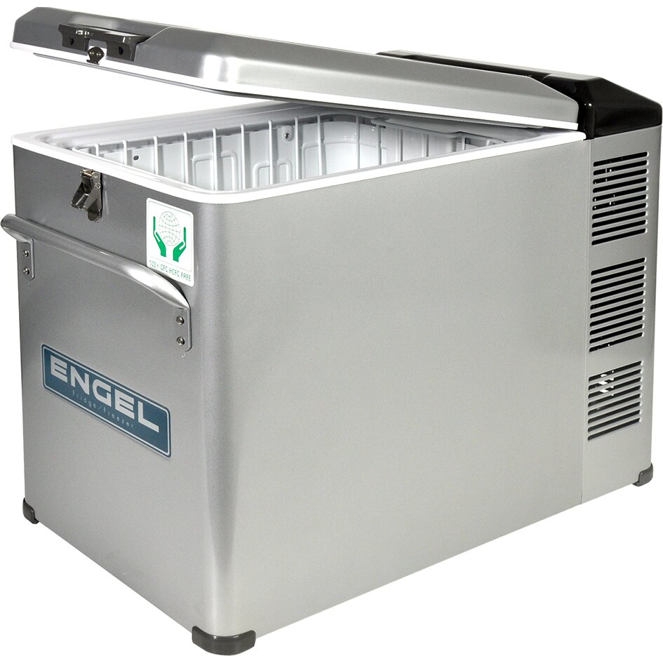 Engel-Kühlbox aus Metall, 40 Liter, Deckel geöffnet, Tragegriff an der Frontseite, seitliche Lüftungsgitter und Innenraum mit Rippen sichtbar