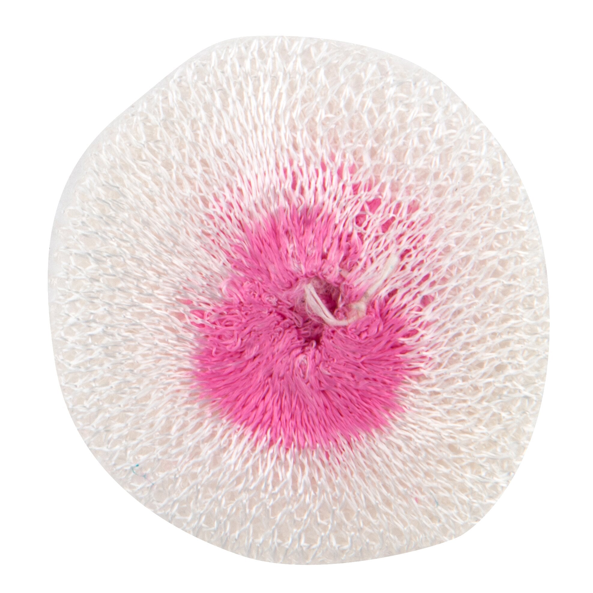 Nahaufnahme eines pinken flauschigen Pompons aus Garn mit dichtem Zentrum und vielen Fasern auf hellem strukturiertem Hintergrund