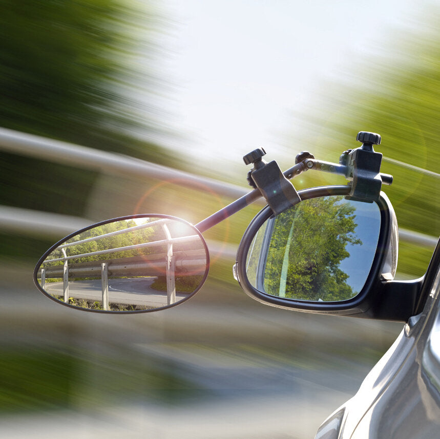 Caravanspiegel Speed Fix Mirror XXL mit zwei Spiegeln: großer rechteckiger Hauptspiegel und ovalspiegel reflektiert Straße und Geländer