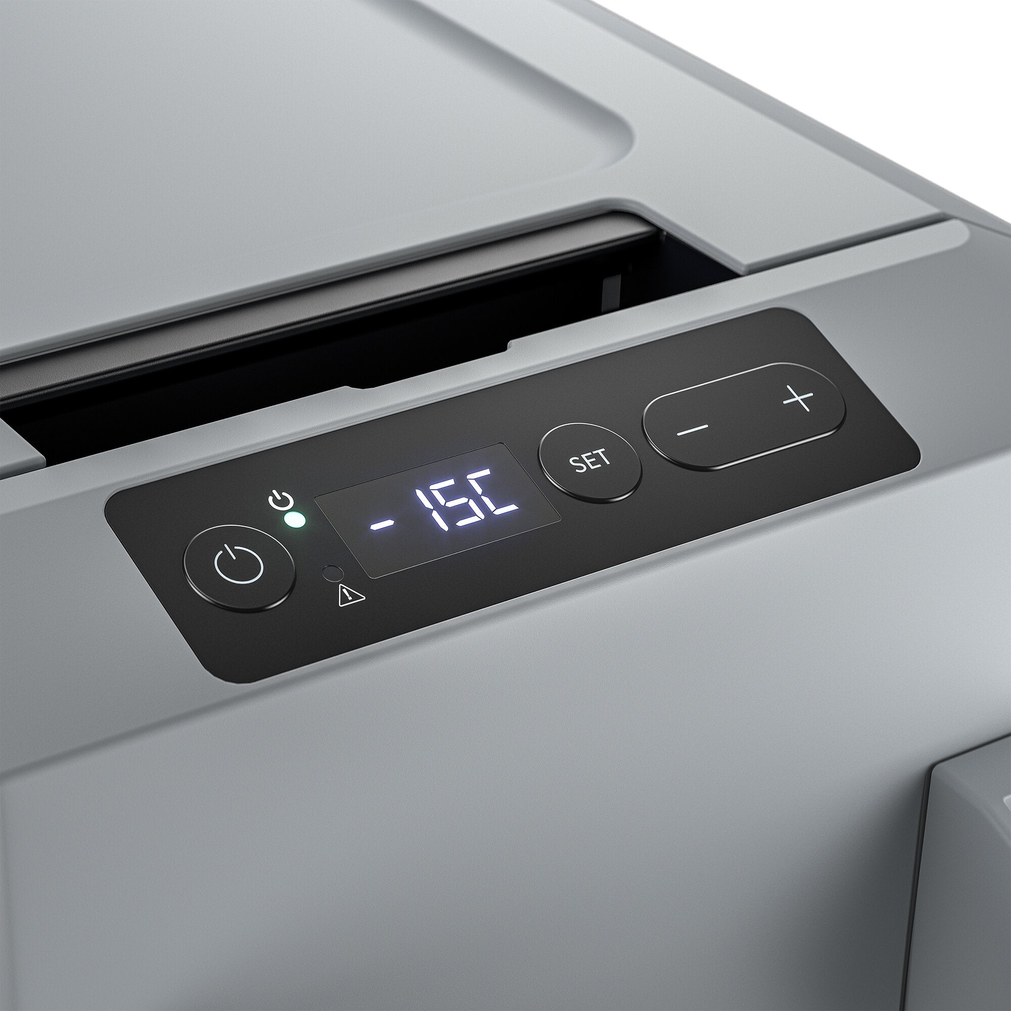 Nahaufnahme des Bedienfelds einer silbernen Kompressor-Kühlbox; Display zeigt -15°C, Tasten +/− und SET, Power-Taste mit grüner LED