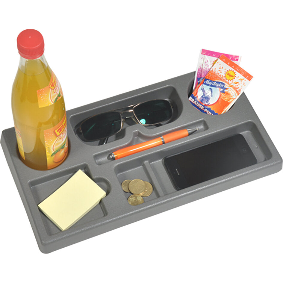 Grauer Armaturenbrettkonsolen-Organizer mit Fächern, Saftflasche, Sonnenbrille, orangefarbener Kugelschreiber, Smartphone, Münzen und Notizzettel