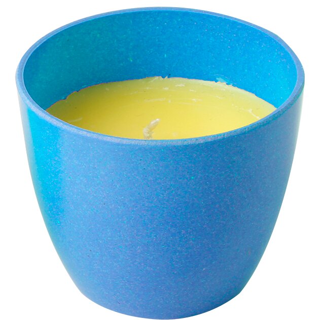 Blaue Kerze in einem breiten, zylindrischen Becher, gelbes Wachs, sichtbarer Docht – Citronella-Kerze mit natürlichem Citronella-Öl