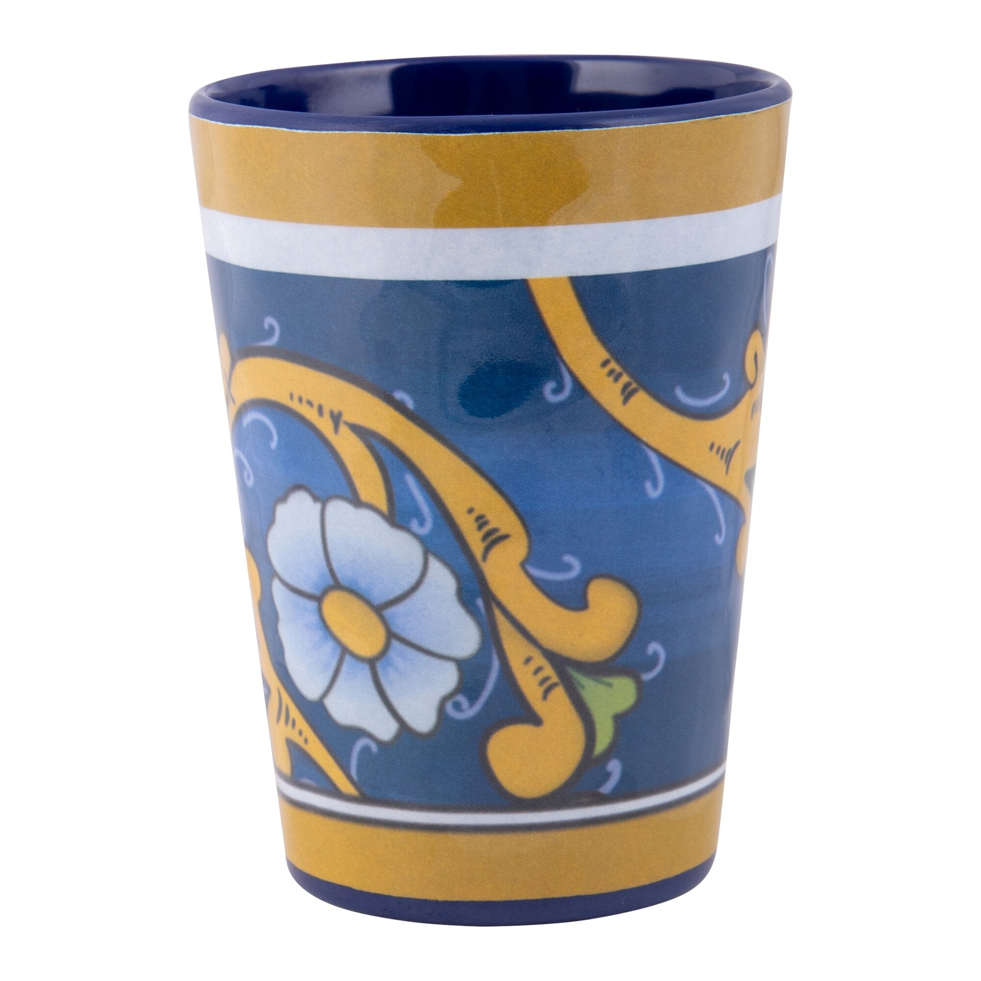 Nahaufnahme eines blauen Keramikbechers aus dem Geschirrset Sicilian, goldene und weiße Bänder mit floraler Musterung, Innenrand dunkelblau sichtbar