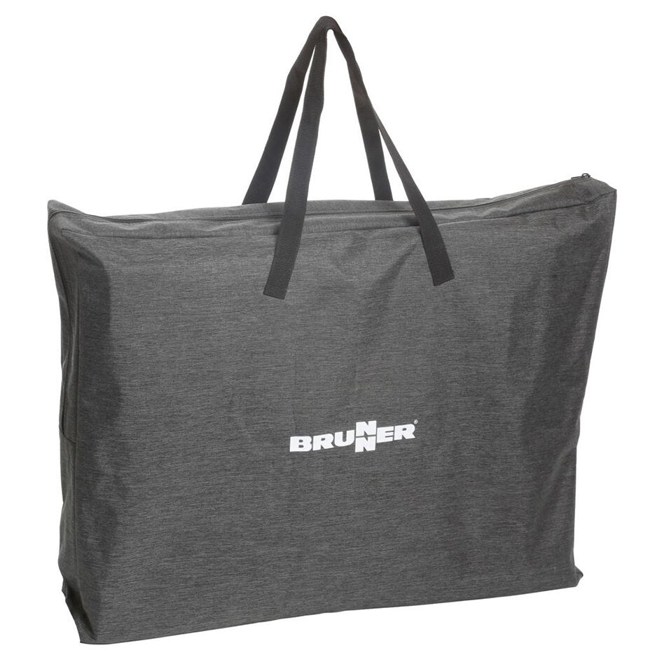 Graue Stofftasche mit zwei schwarzen Henkeln, Brunner-Logo auf der Vorderseite und Reißverschluss oben