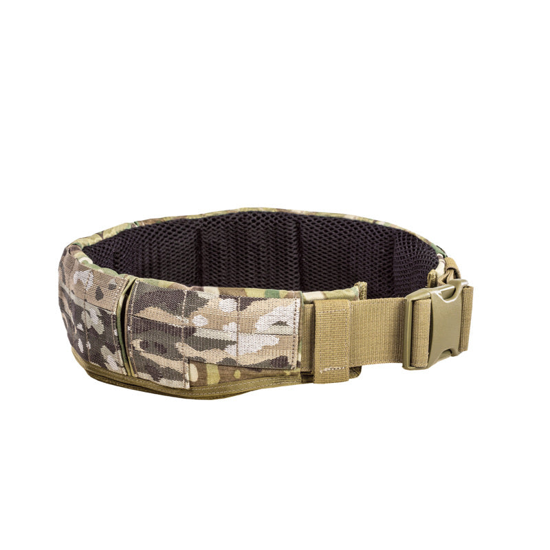 Taktischer Gürtel in Camouflage mit breiter, gepolsterter Innenseite und robustem Kunststoffverschluss in Tan-Nuance.