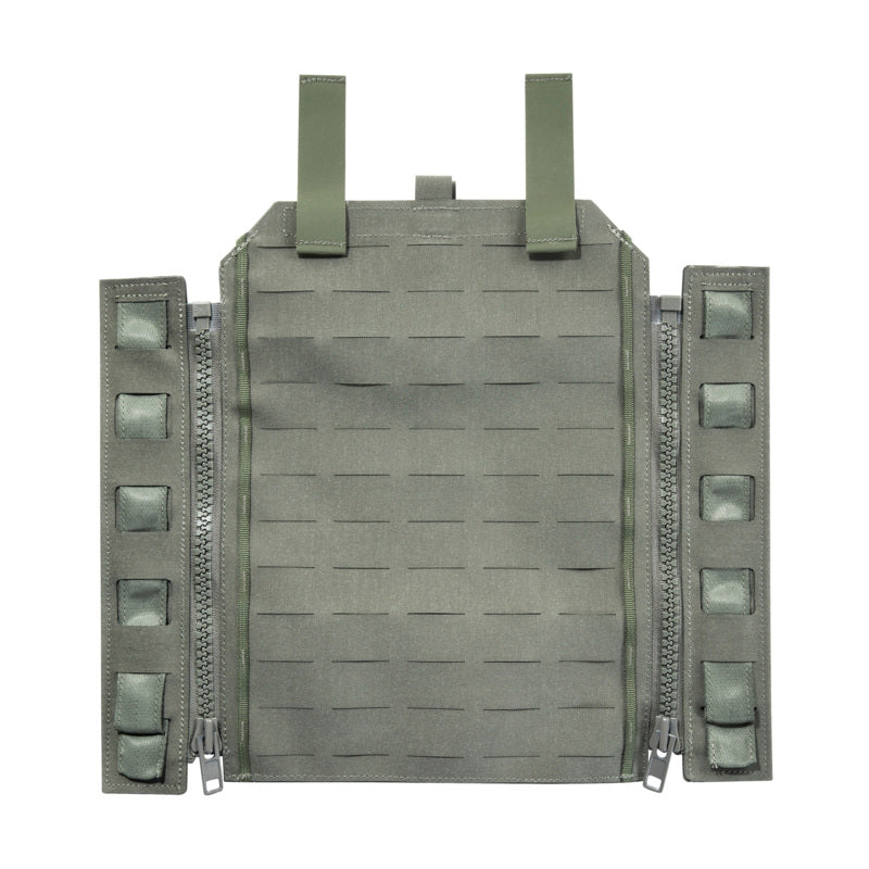 Olivegrünes Tasmanian Tiger Molle Panel mit Laser-cut Schlaufen und seitlichen Reißverschlüssen, rechteckige Form.