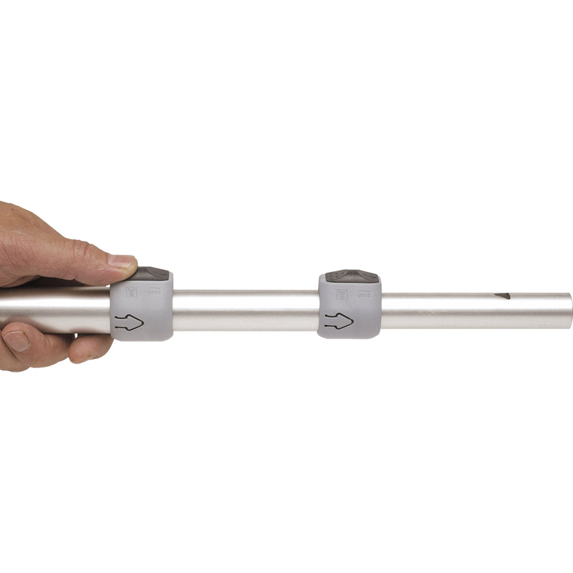 Aufstellstab ø 28 mm mit zwei grauen Halterklammern am Aluminiumrohr, von einer Hand links gehalten, Hintergrund weiß