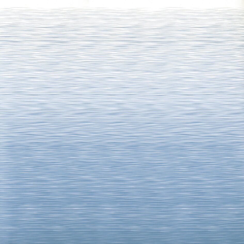 Blauer Hintergrund mit feinen horizontalen Linien, wasseroberflächenartige Textur und leichte Reflexionen über das gesamte Bild