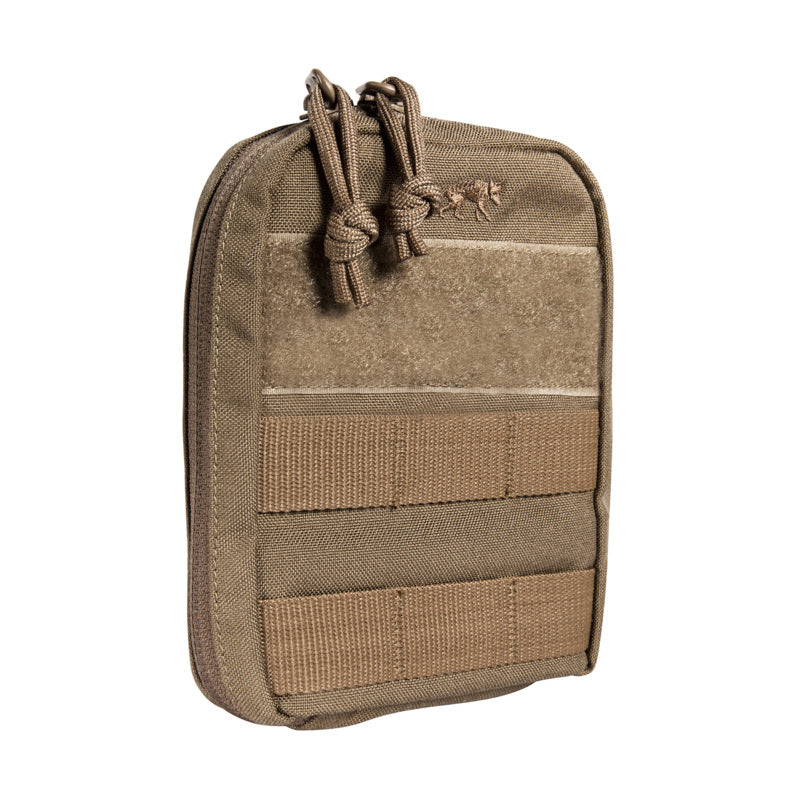 Kompakte, rechteckige Tac Pouch in Olivbraun aus robustem Nylon mit Reißverschluss, Klettfläche oben und zwei.