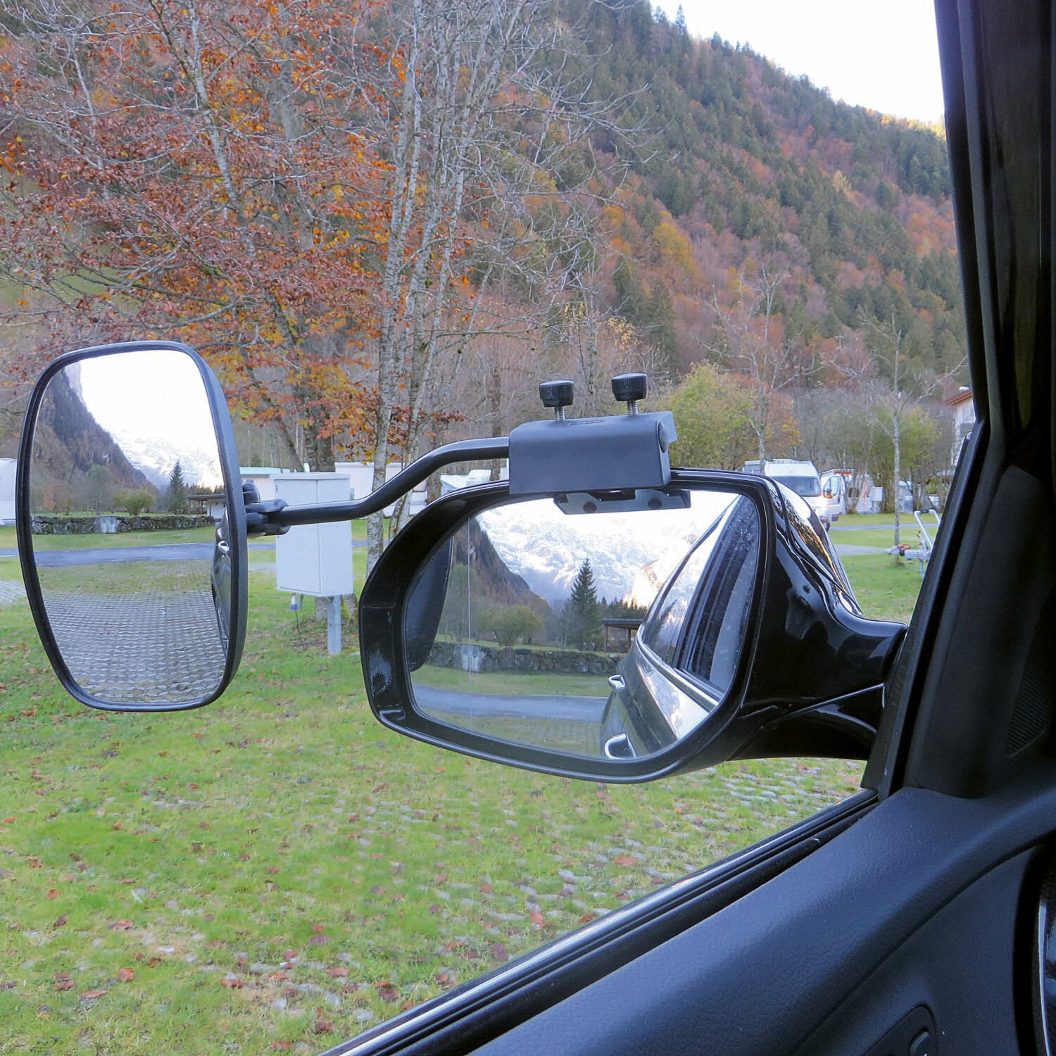Caravanspiegel Universa III PRO XL mit Halterung und zwei Knöpfen, montiert am Außenspiegel eines Fahrzeugs, Herbstwald im Hintergrund