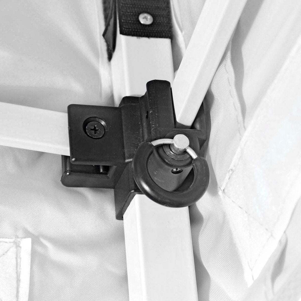 Detailaufnahme des Verriegelungsmechanismus am Pavillonrahmen: schwarzer Kunststoffblock mit Rundgriff und Metallstift an einer weißen Stangenkonstruktion