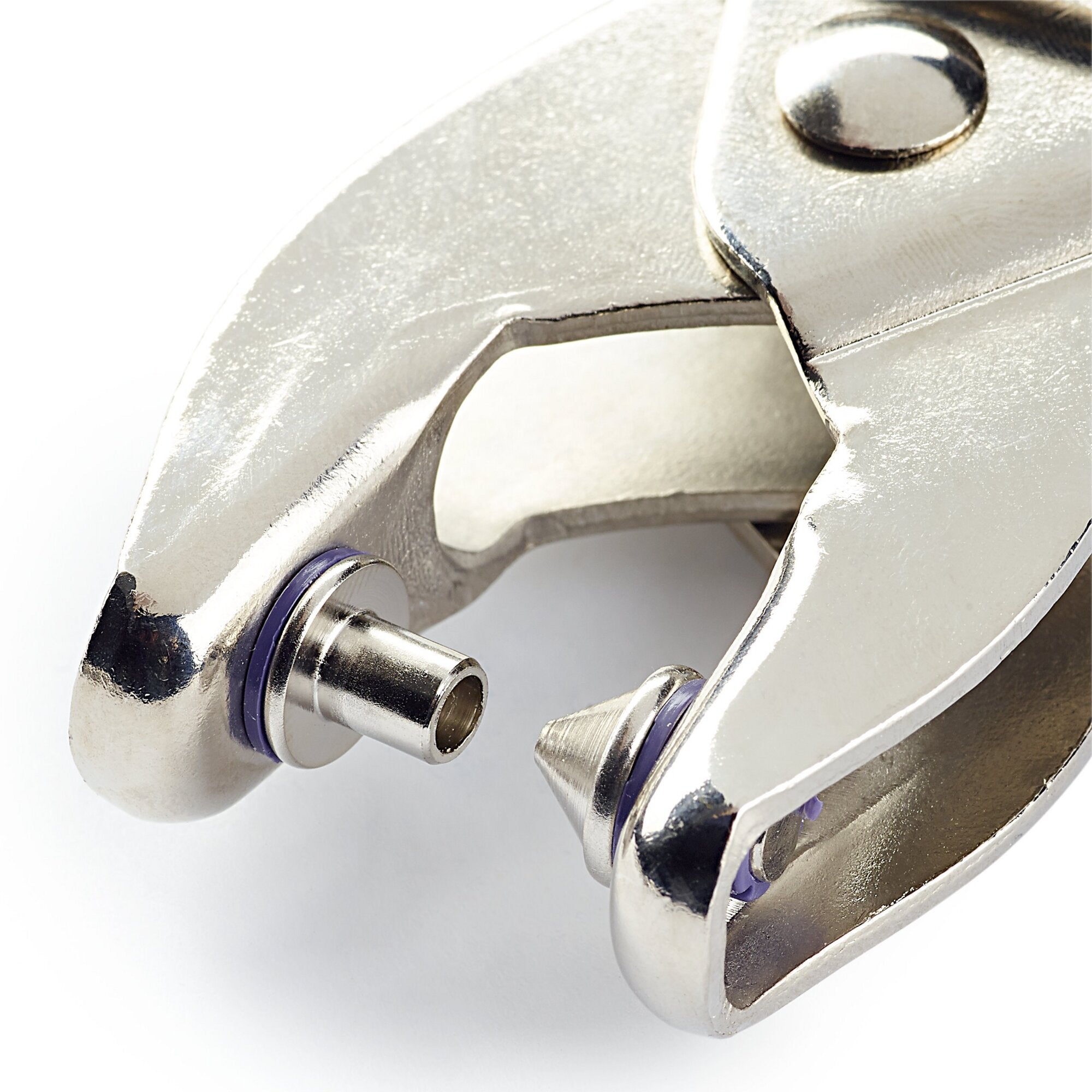 Nahaufnahme einer Vario Zange im geöffneten Gelenkbereich, glänzendes Metallgehäuse, Stift und violette Dichtungsringe am Gelenk sichtbar