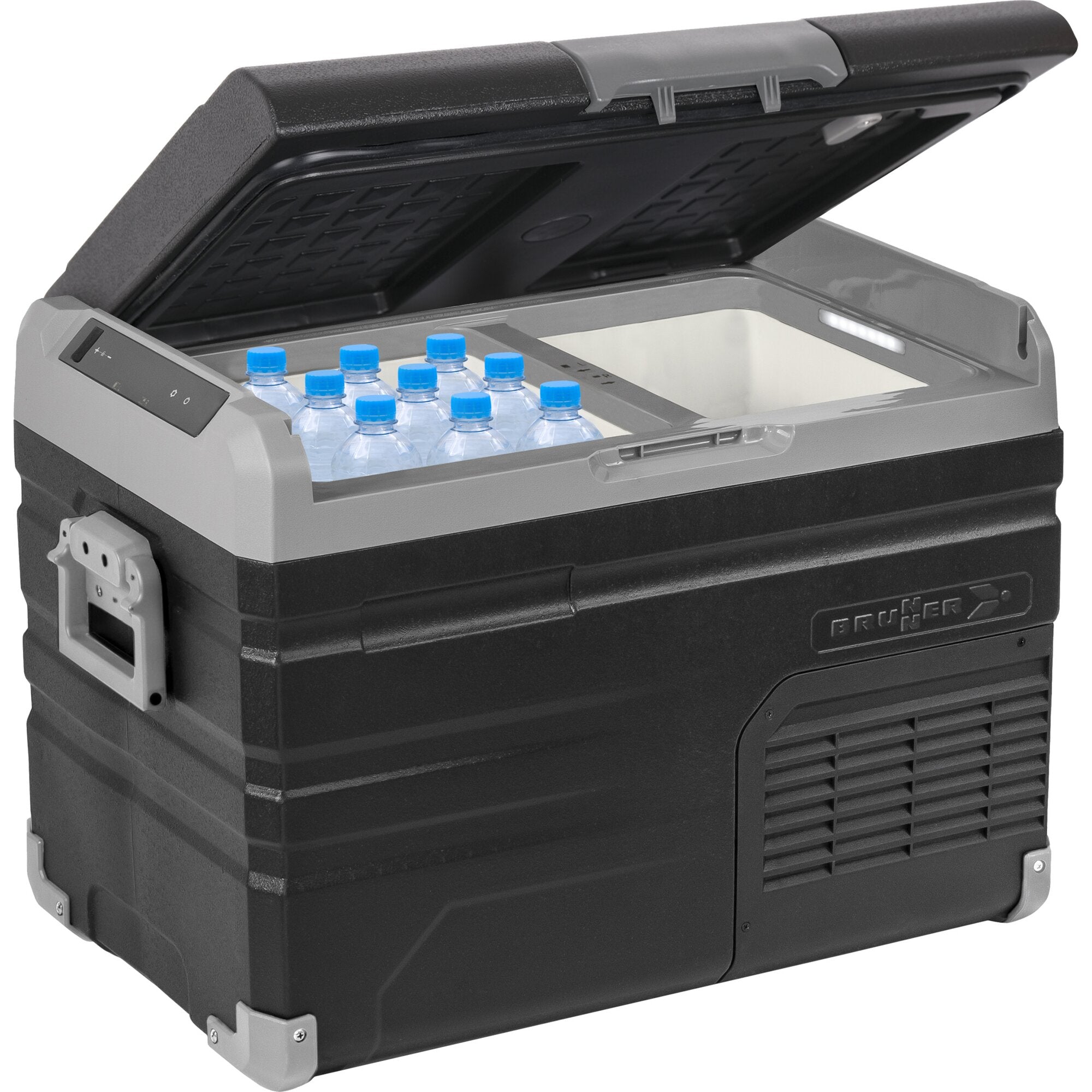 Kühlbox mit offenem Deckel, Innenraum gefüllt mit Wasserflaschen; seitliche Bedieneinheit, Griffe, schwarzes Gehäuse, Brunner-Logo vorne sichtbar