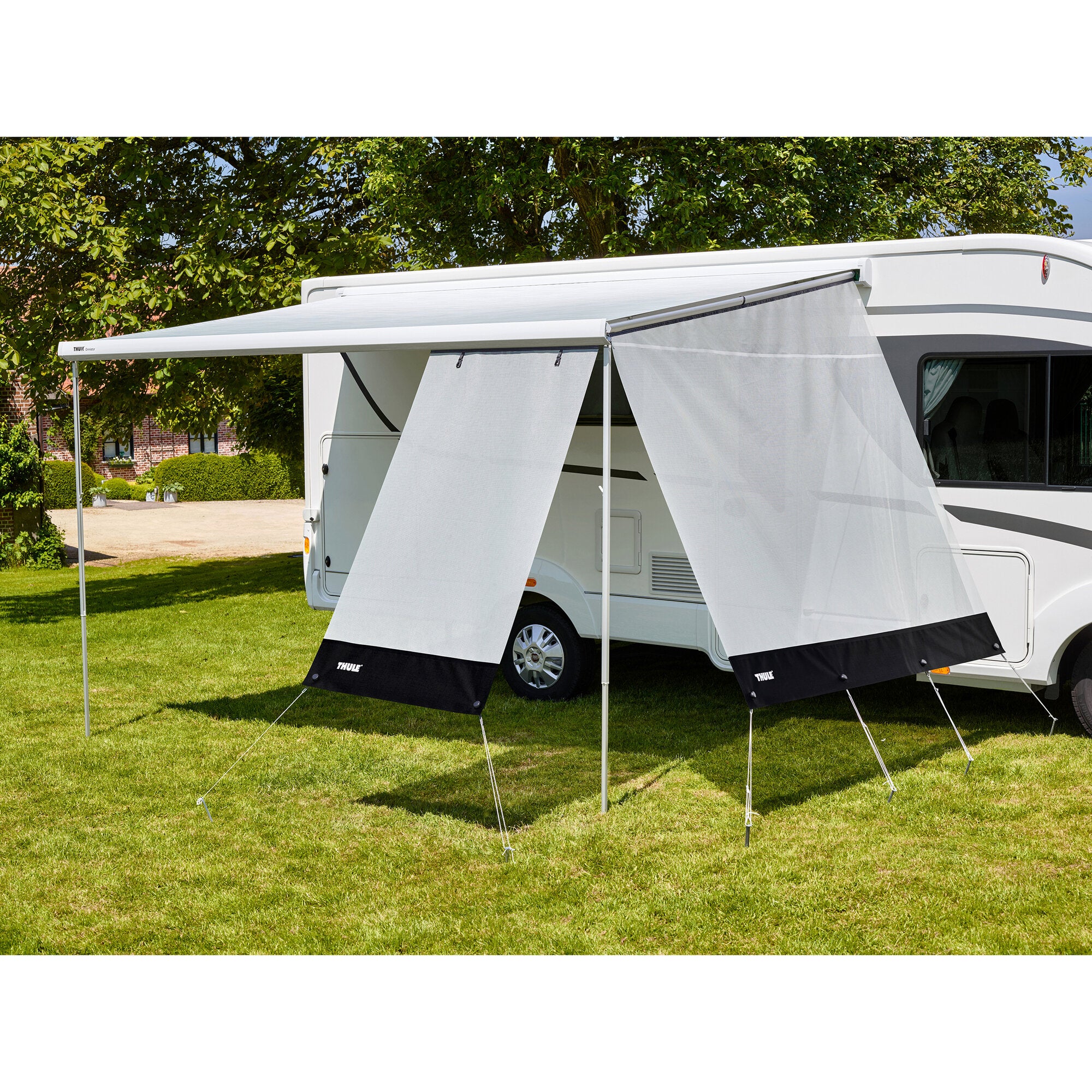 Ausziehbarer Sonnenschutz am Wohnmobil mit Thule Sun Blocker G2 Front, 1 m, weiße Stoffbahnen, schwarzer Bodenabschluss und Abspannseile