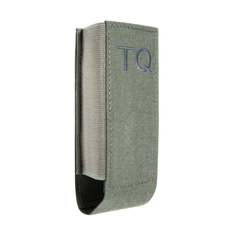 Olivgrüne, schmale taktische Tasche aus robustem Stoff mit "TQ" Schriftzug, offene Oberseite, rechteckige Form.