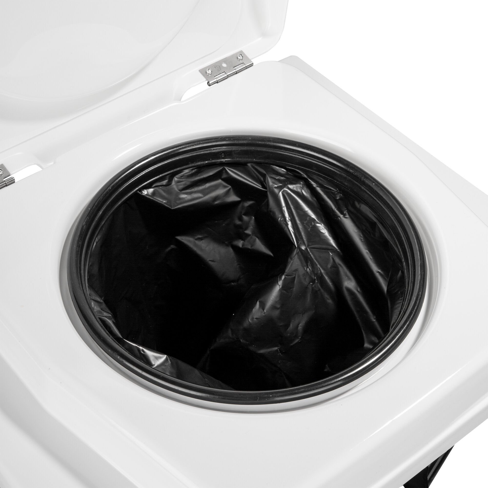 Offene weiße Trockentoilette mit sichtbar montiertem Metall-Scharnier; runder Innenraum mit schwarzer Plastiktüte ausgelegt
