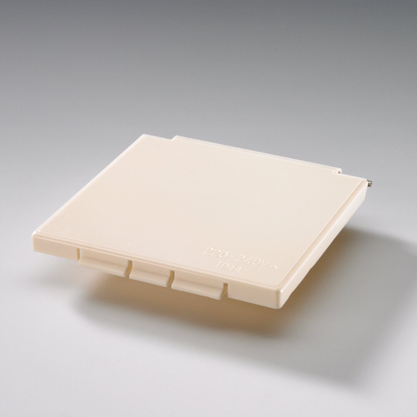 Cremeweißer rechteckiger Ersatzdeckel aus Kunststoff mit flacher Oberfläche, seitigem Metallpin und Prägung 220-240V IP44