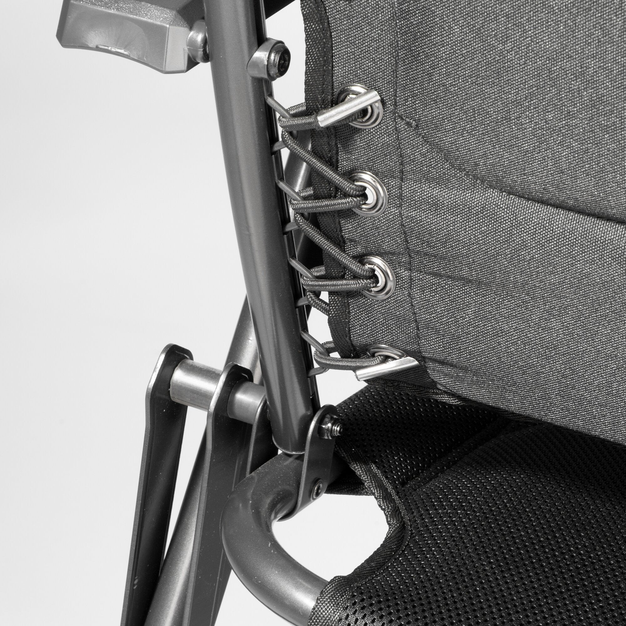Detailaufnahme des schwarzen Campingstuhls HighQ Comfortable: Stoffgewebe, Metallrahmen, Ösen und Kordel an der Seite