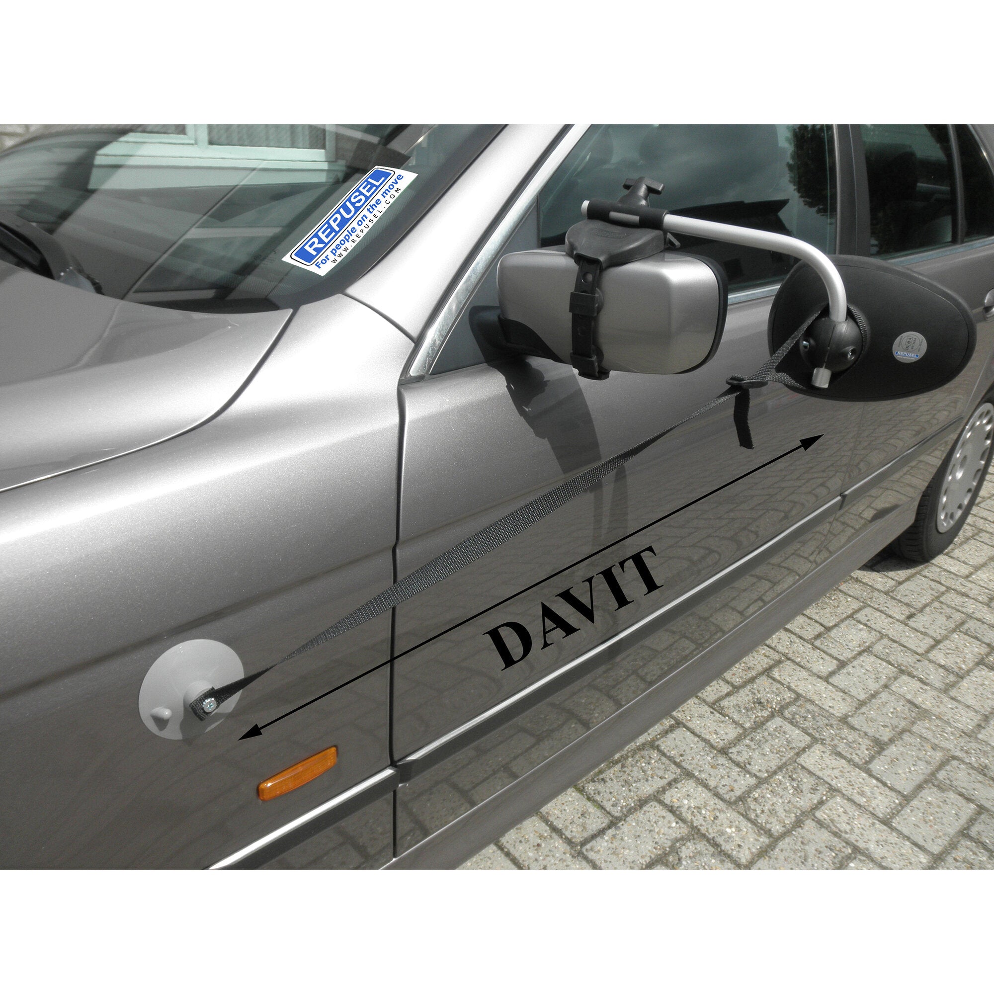 Halteband Davit an einem silbernen Auto, befestigt mit Saugfuß am Türrahmen, gebogener Arm, grauer Halter und schwarzes Befestigungsband